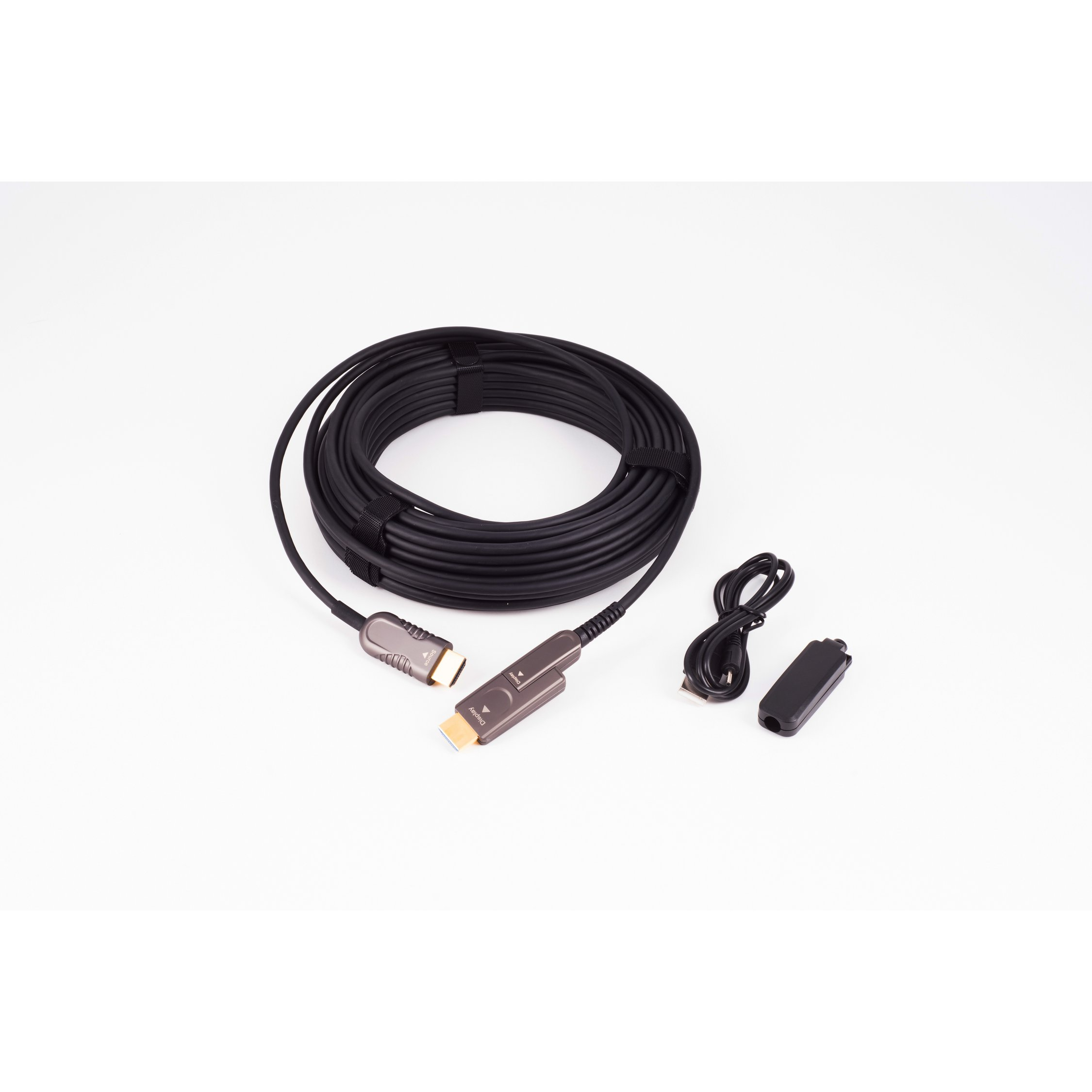 Ein schwarzes HDMI-Kabel mit grauen Steckern und einem kleinen schwarzen Adapter.