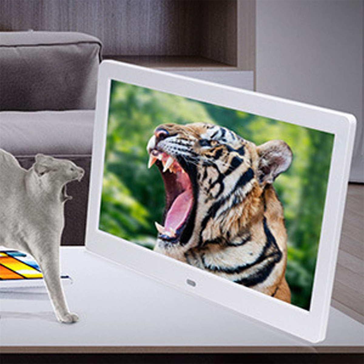 Graue Katze und Tiger auf einem Bildschirm.