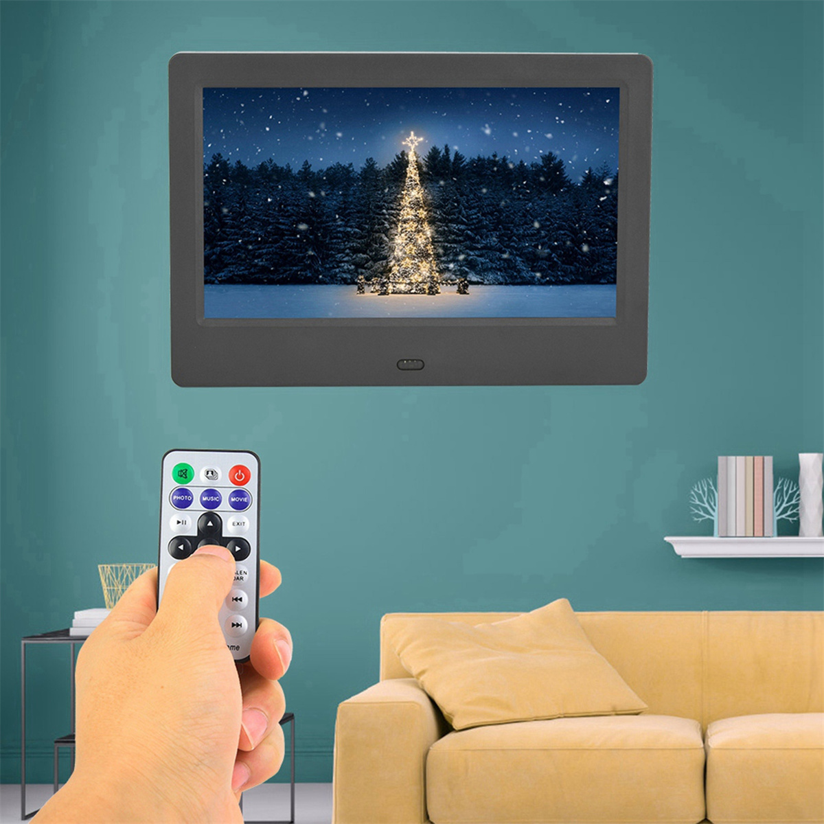 Ein digitaler Bilderrahmen zeigt einen geschmückten Weihnachtsbaum im Schnee.