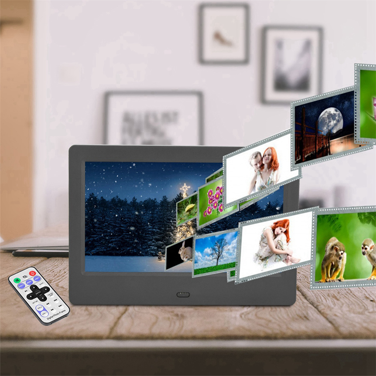 Digitaler Bilderrahmen mit Fernbedienung zeigt Fotos von Bäumen, Menschen und Affen.