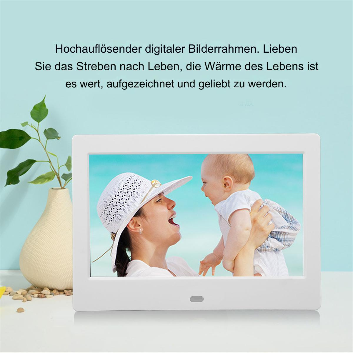 Ein digitaler Bilderrahmen zeigt eine Frau mit Hut und ein Baby am Strand.