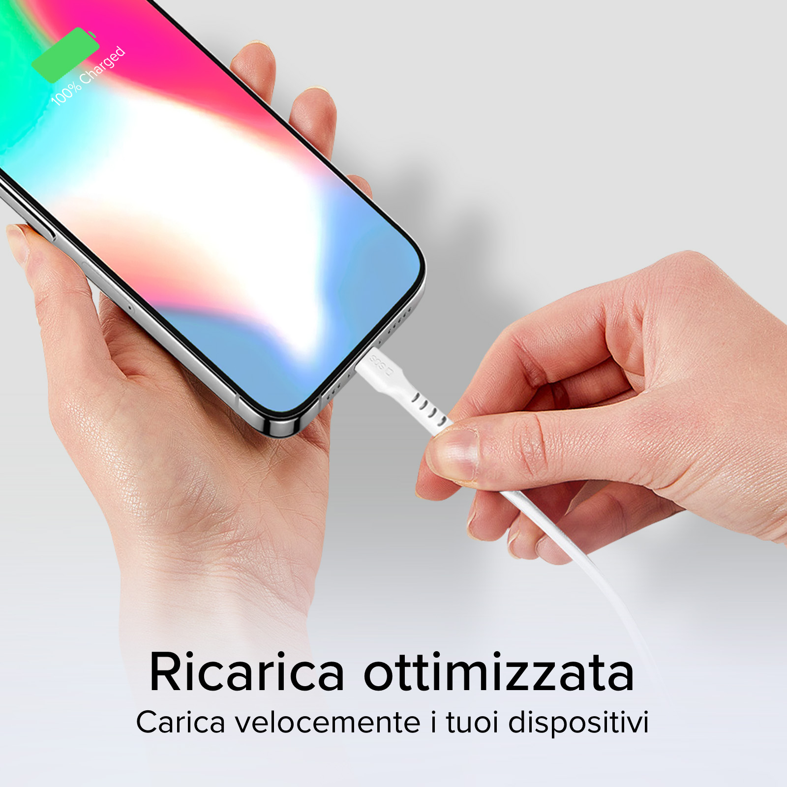 Eine Hand steckt ein weißes Ladekabel in ein Smartphone, das zu 100 % geladen ist.