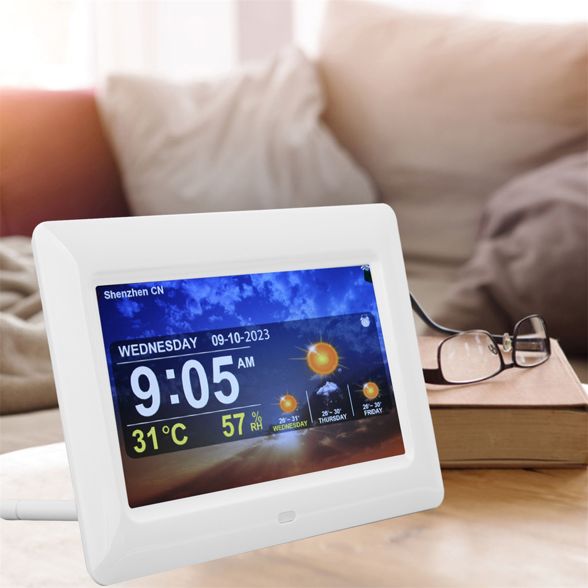 Digitaluhr zeigt 9:05 Uhr, 31C, 57% RH und Wettervorhersage.