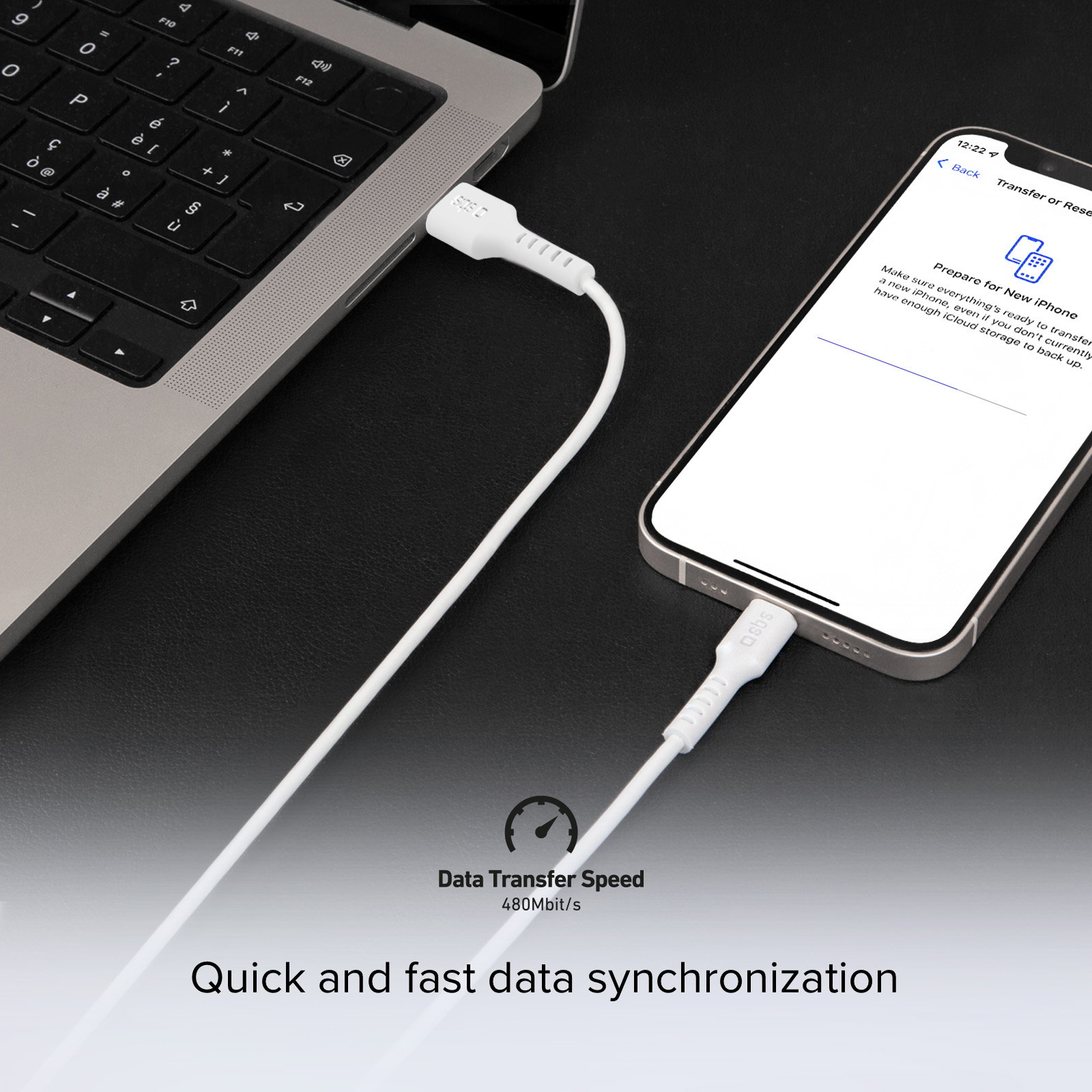 Un câble blanc connecte un ordinateur portable à un iPhone, prêt pour le transfert de données. Vitesse : 480 Mbit/s.