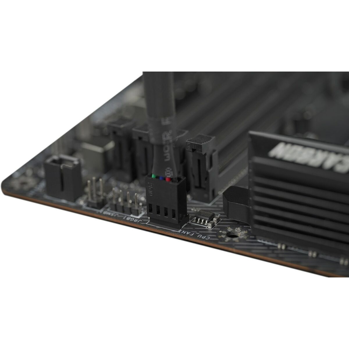 Siyah bir kablo konektörü anakarta takılıdır. JRGB1 ve CPU_FAN etiketleri açıkça görünmektedir.