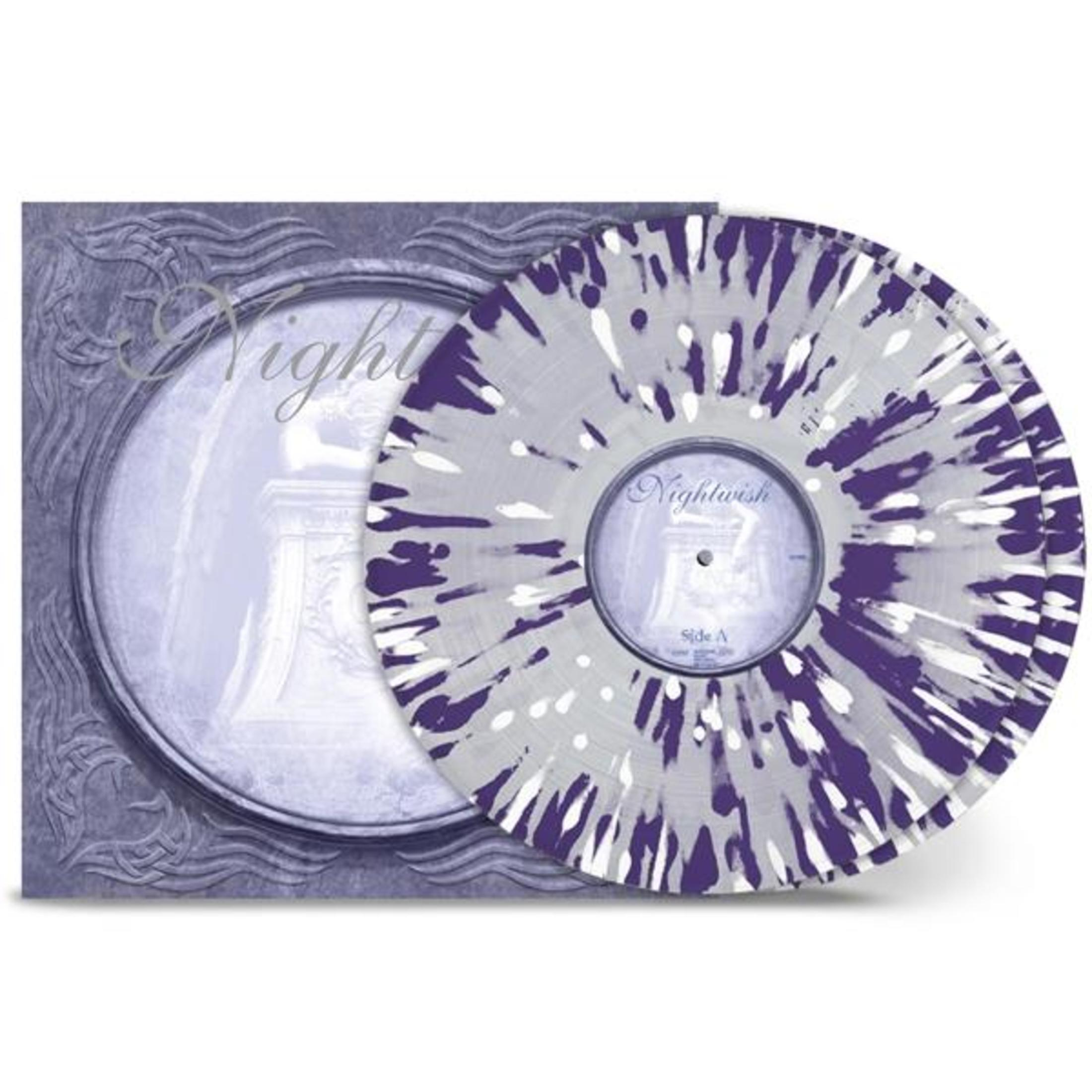 Un disco in vinile con macchie viola e bianche giace accanto a una copertina con dettagli ornati.