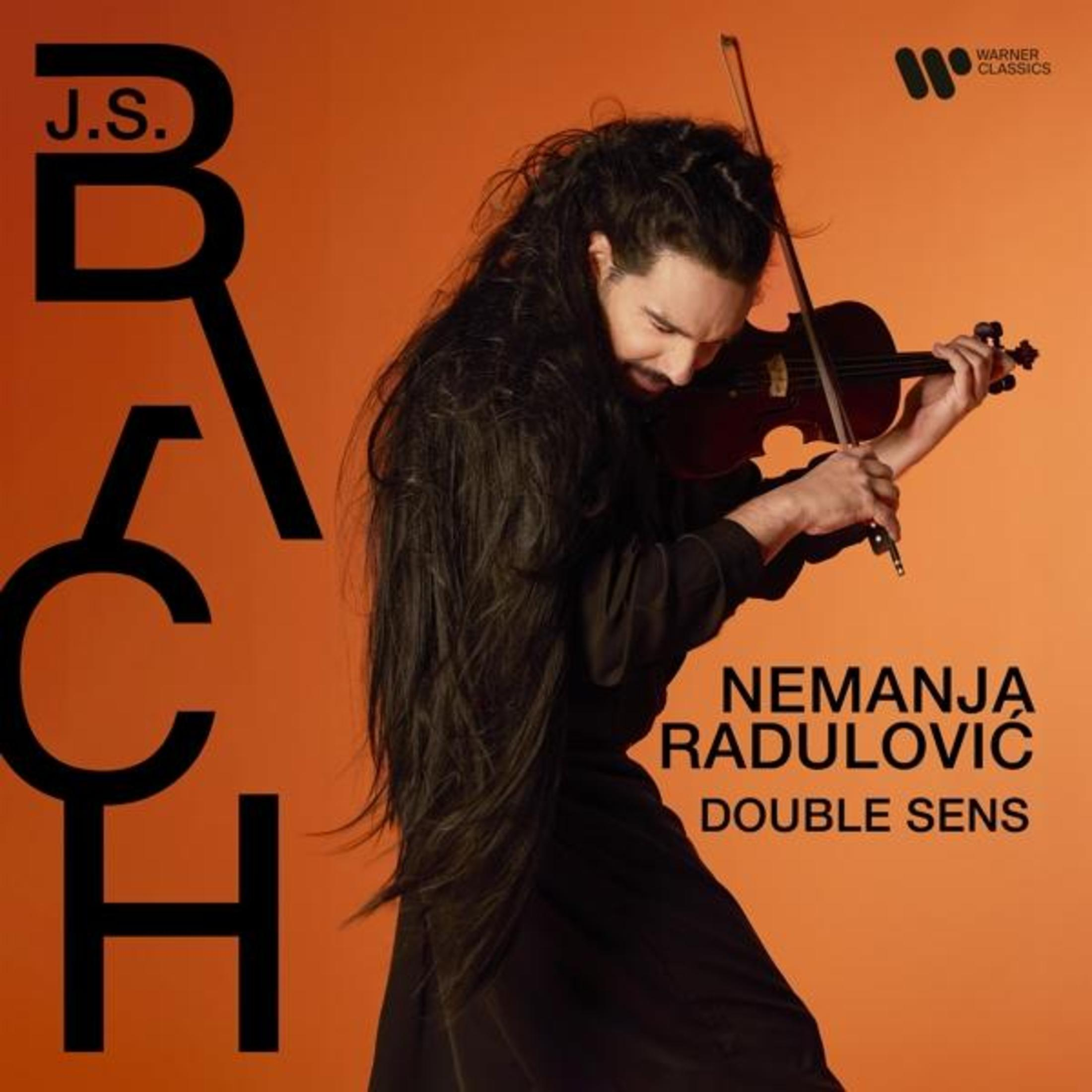 Uomo con lunghi capelli suona il violino, J.S. Bach e Nemanja Radulović