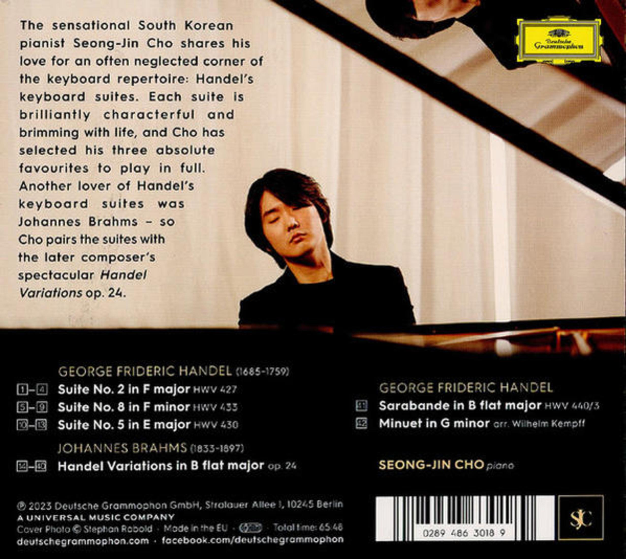 Il pianista Seong-Jin Cho con spartito e logo Deutsche Grammophon.