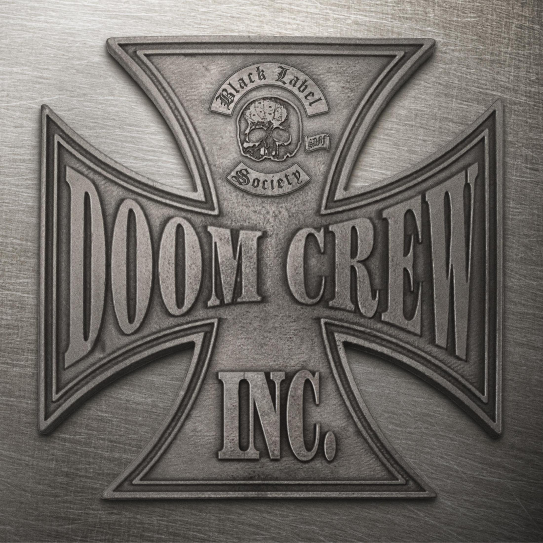 Croce metallica con testo "DOOM CREW INC." e logo teschio.