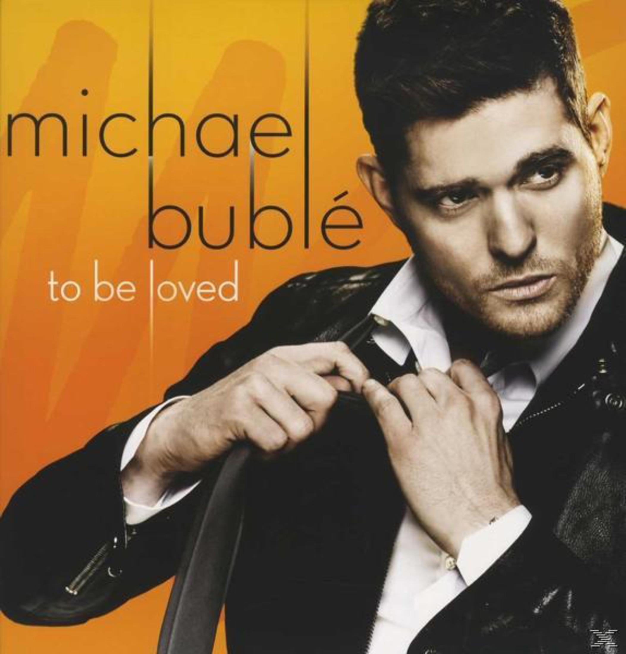 Copertina album Michael Bublé - To Be Loved. Uomo in giacca, con sfondo arancione.