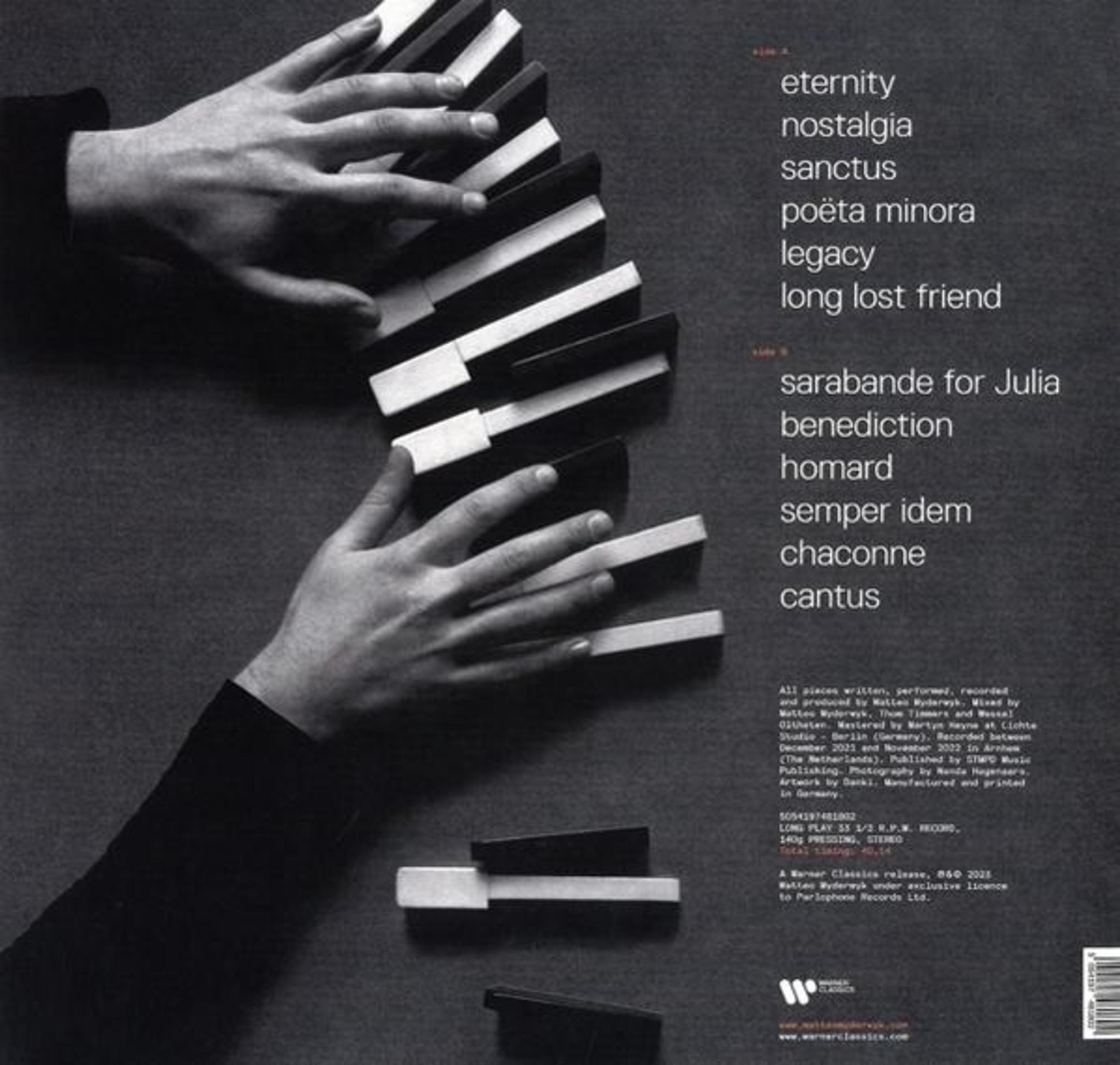 Blanco y negro de manos tocando teclas de piano con lista de canciones.