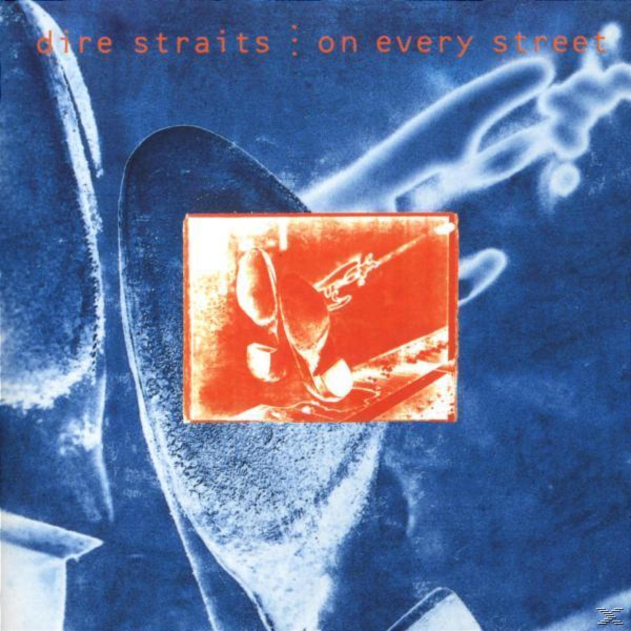 Copertina: Dire Straits - On Every Street. Primo piano di scarpe su sfondo rosso.