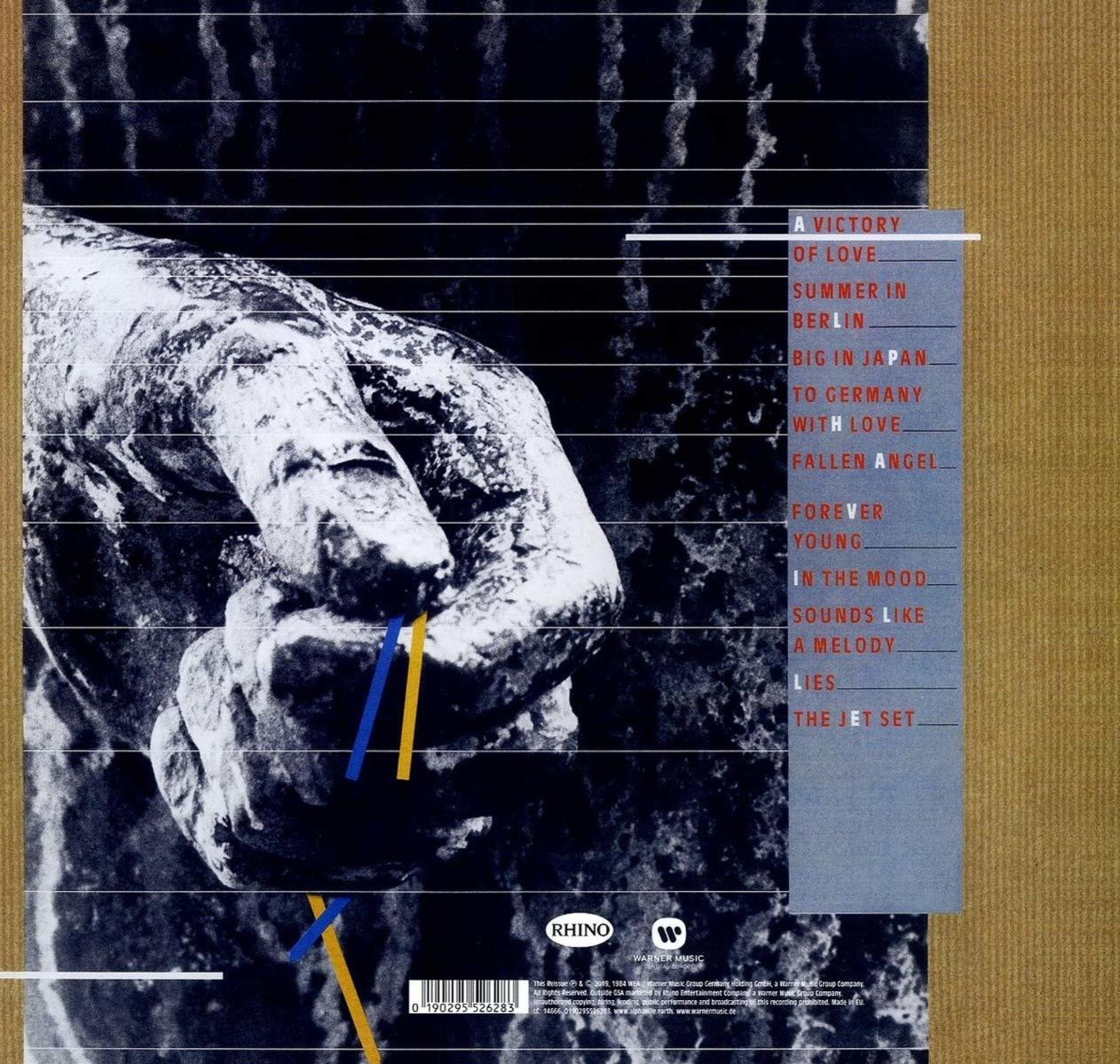Testa di pietra grigia su sfondo scuro con titoli di canzoni e linee giallo-blu.