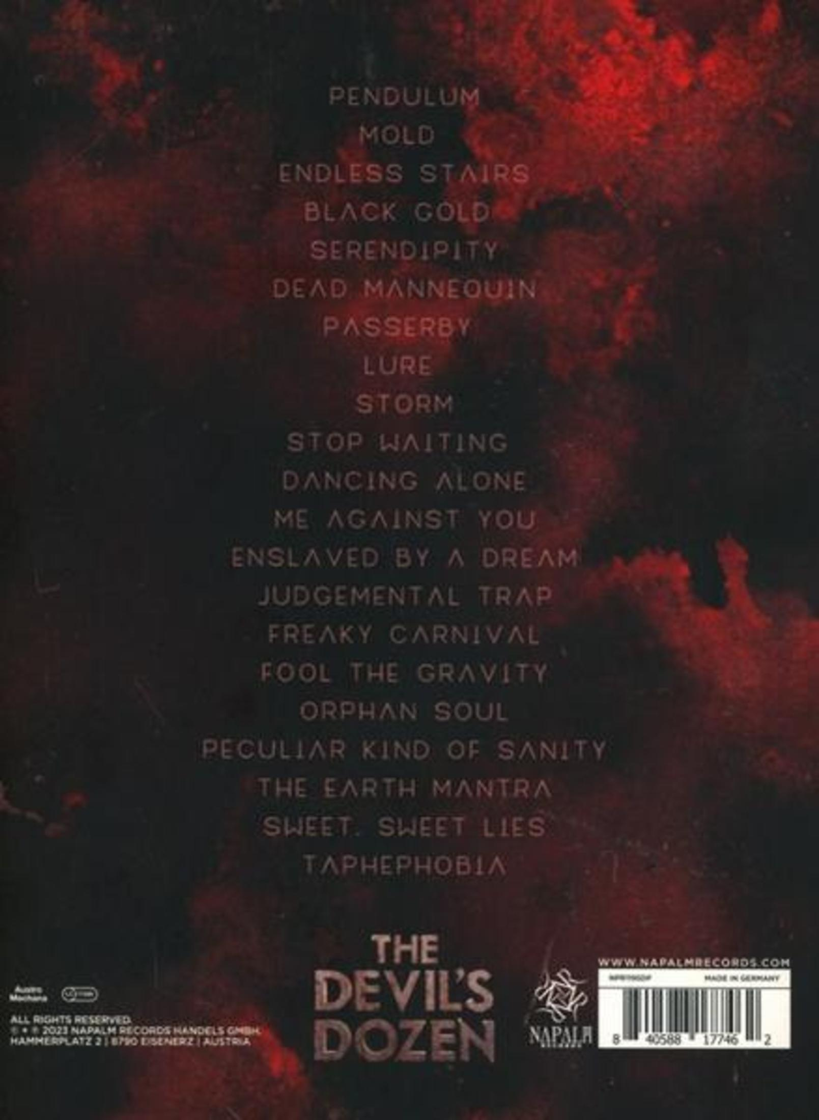 Achterkant van een albumhoes met tracklist en barcode in donkerrode tinten.