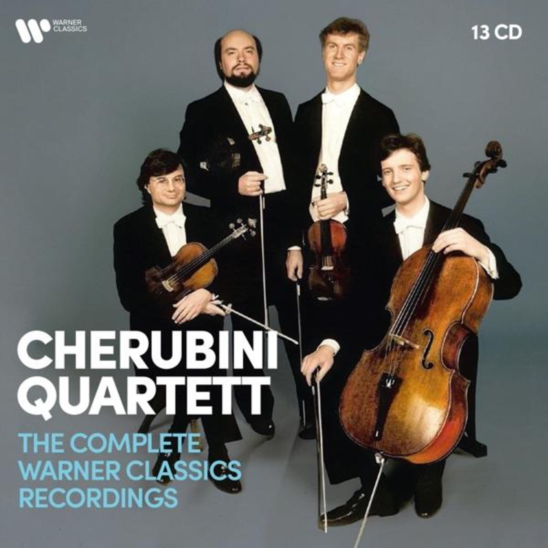Quattro uomini in abito con strumenti. Un violoncellista in primo piano.