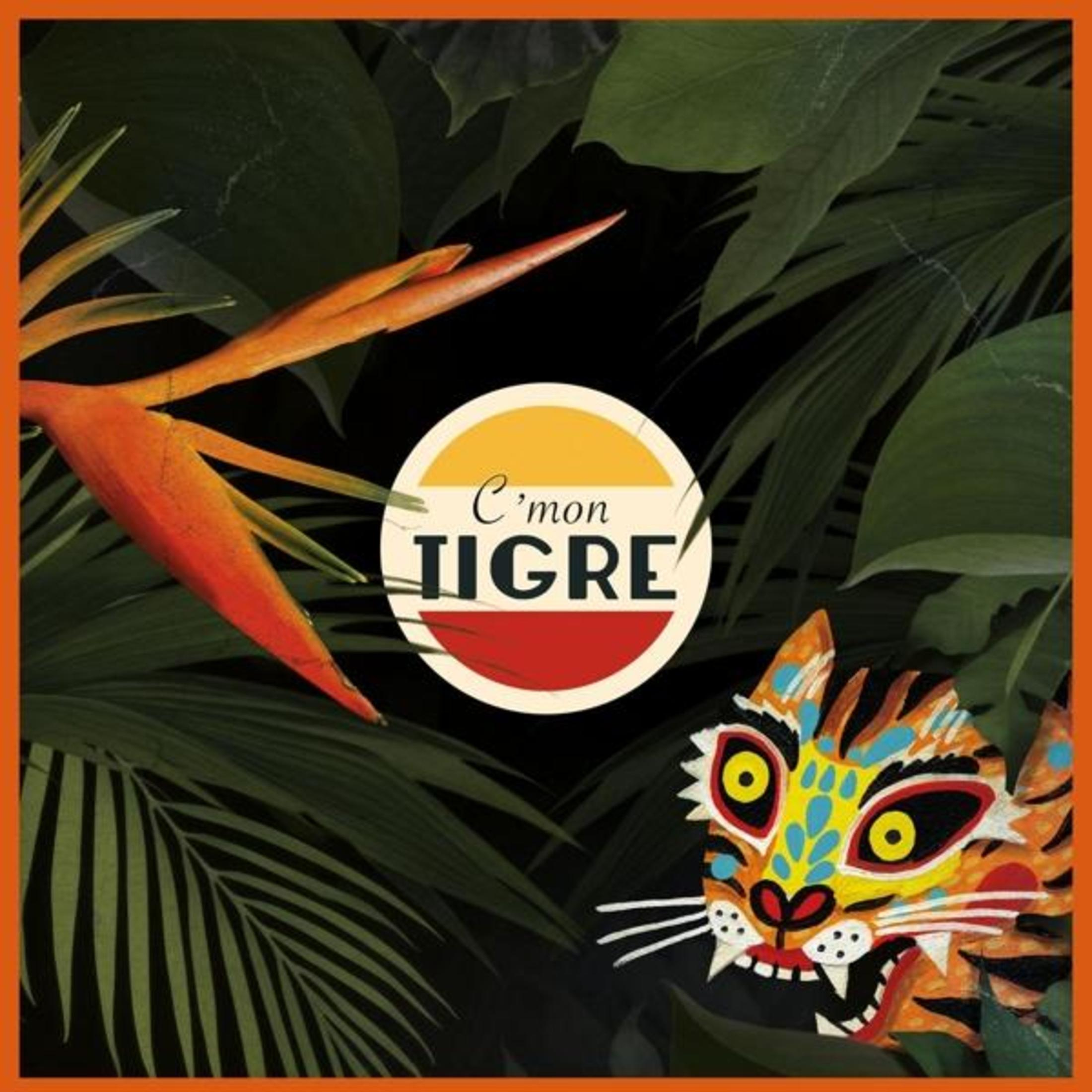 Un volto di tigre con foglie tropicali e un fiore.