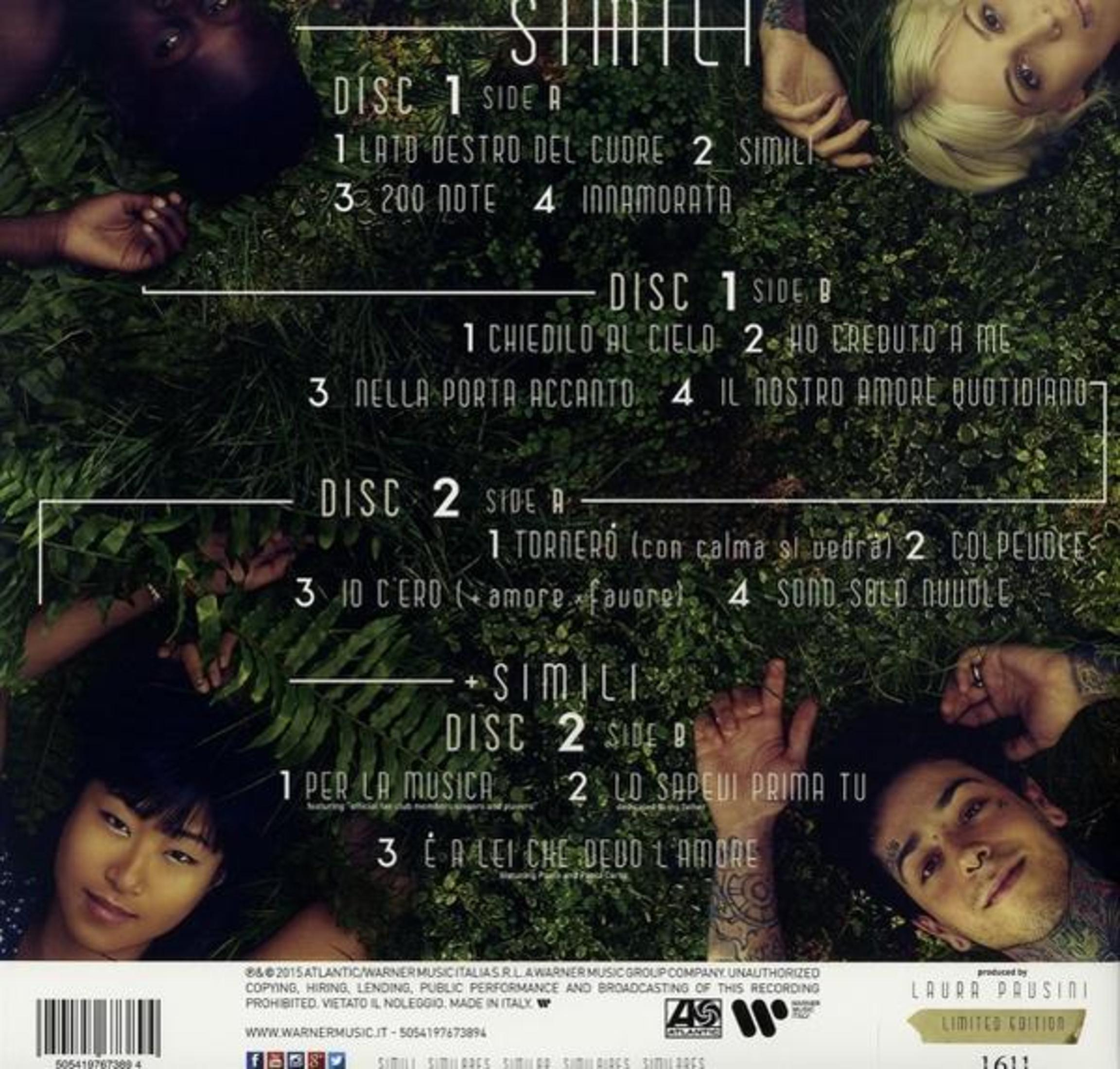 Copertina album con tracklist, due persone sdraiate sull'erba.