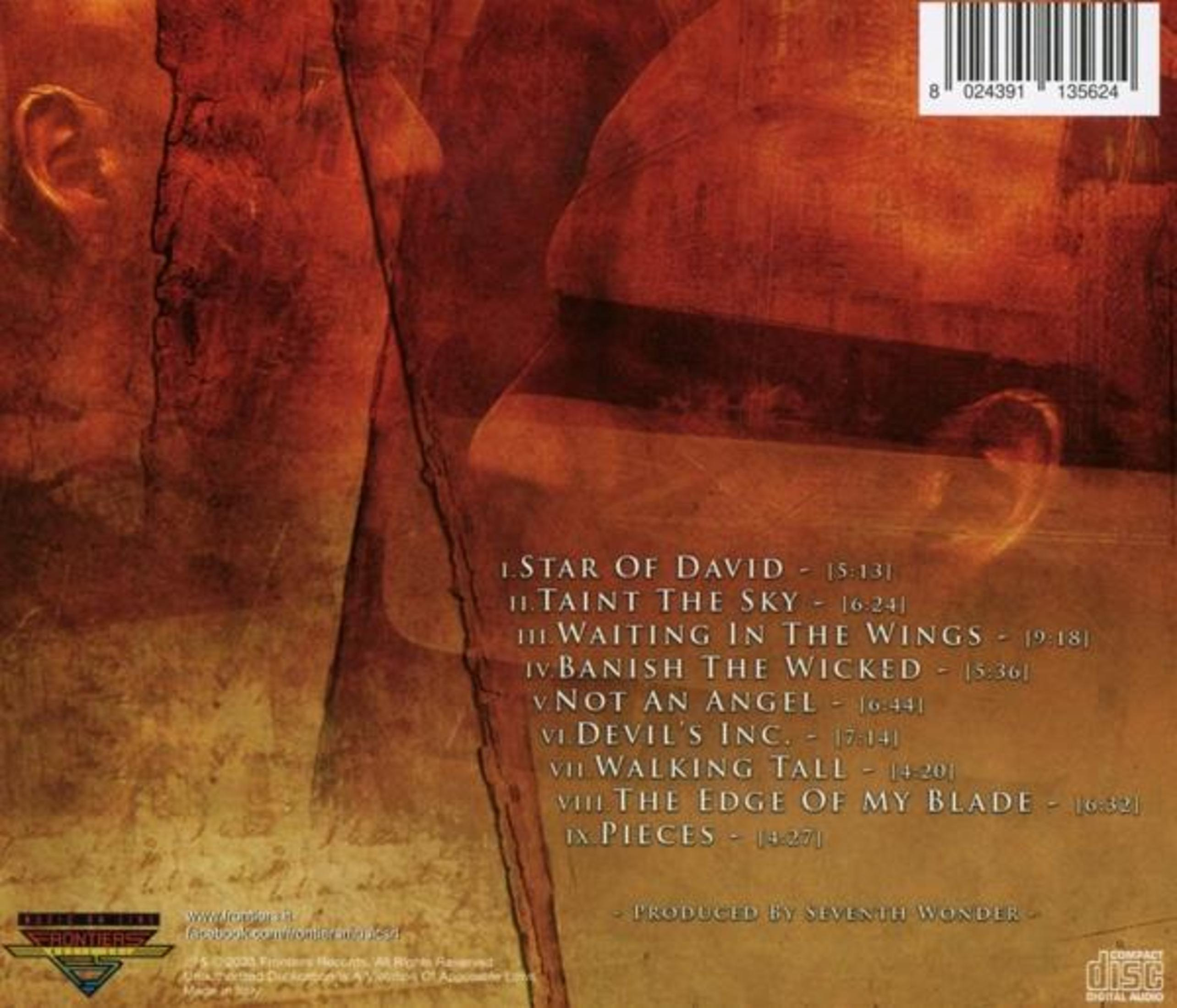 CD achterkant met tracklist en barcode. Rode en oranje getextureerde achtergrond.