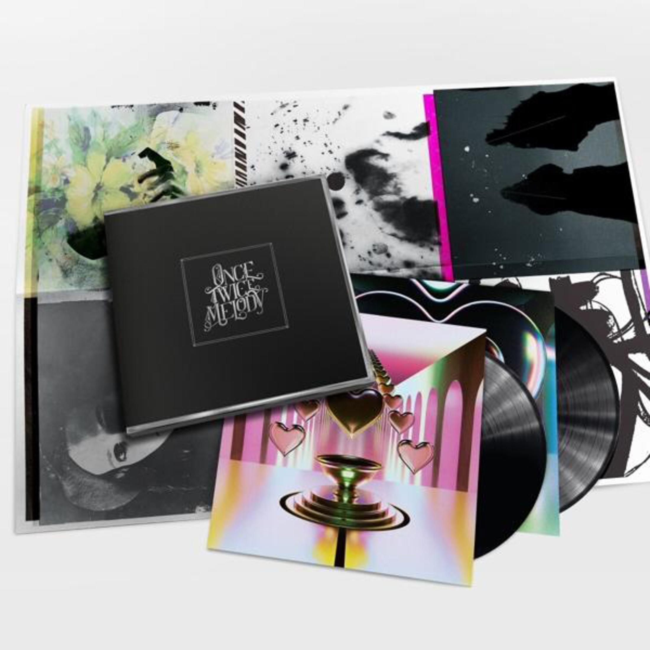 Custodia CD con logo 'Once Twice Melody', vinile e design a cuore.