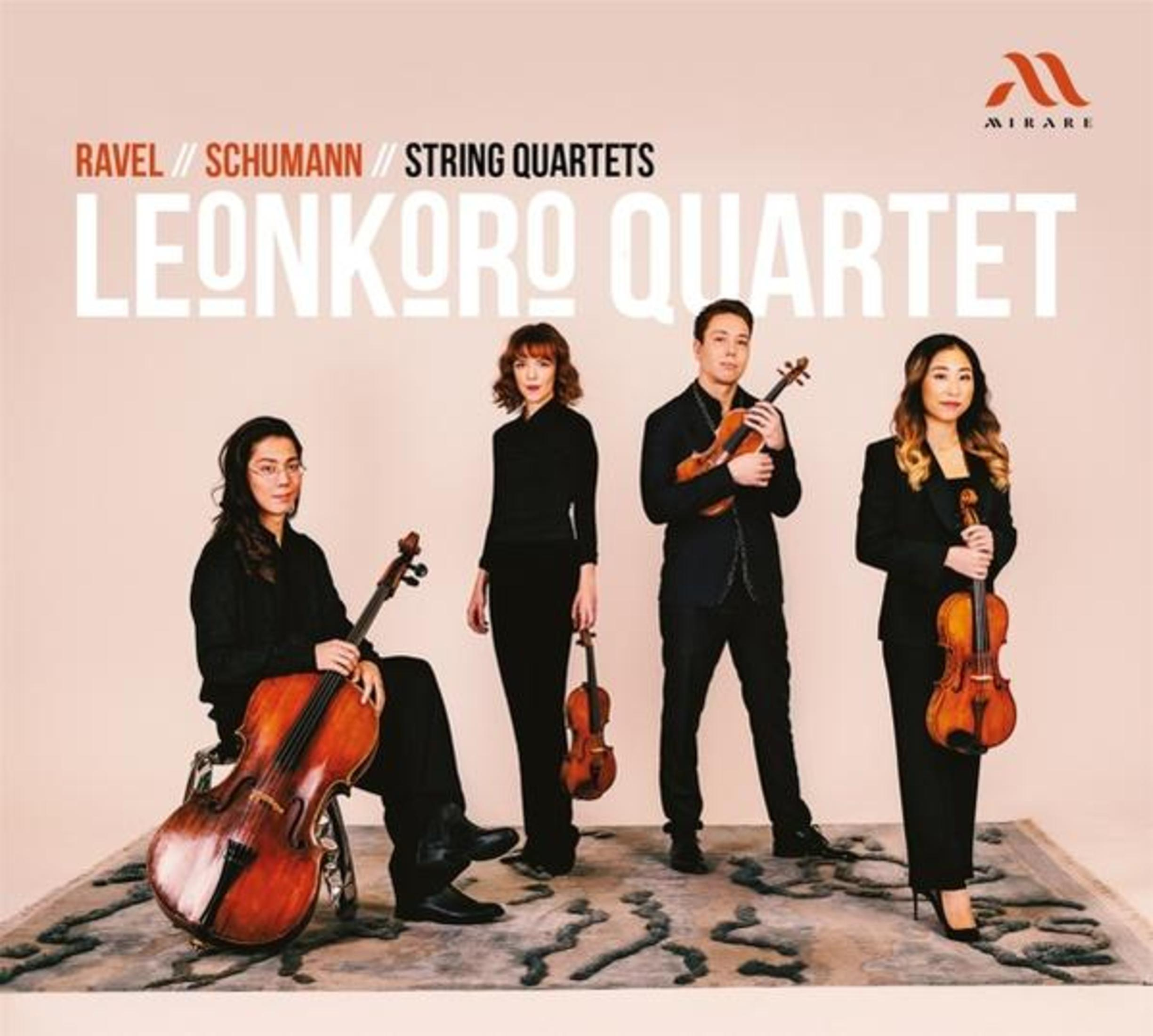 Quattro musicisti con strumenti: violoncello a sinistra, tre violini. Testo sopra.