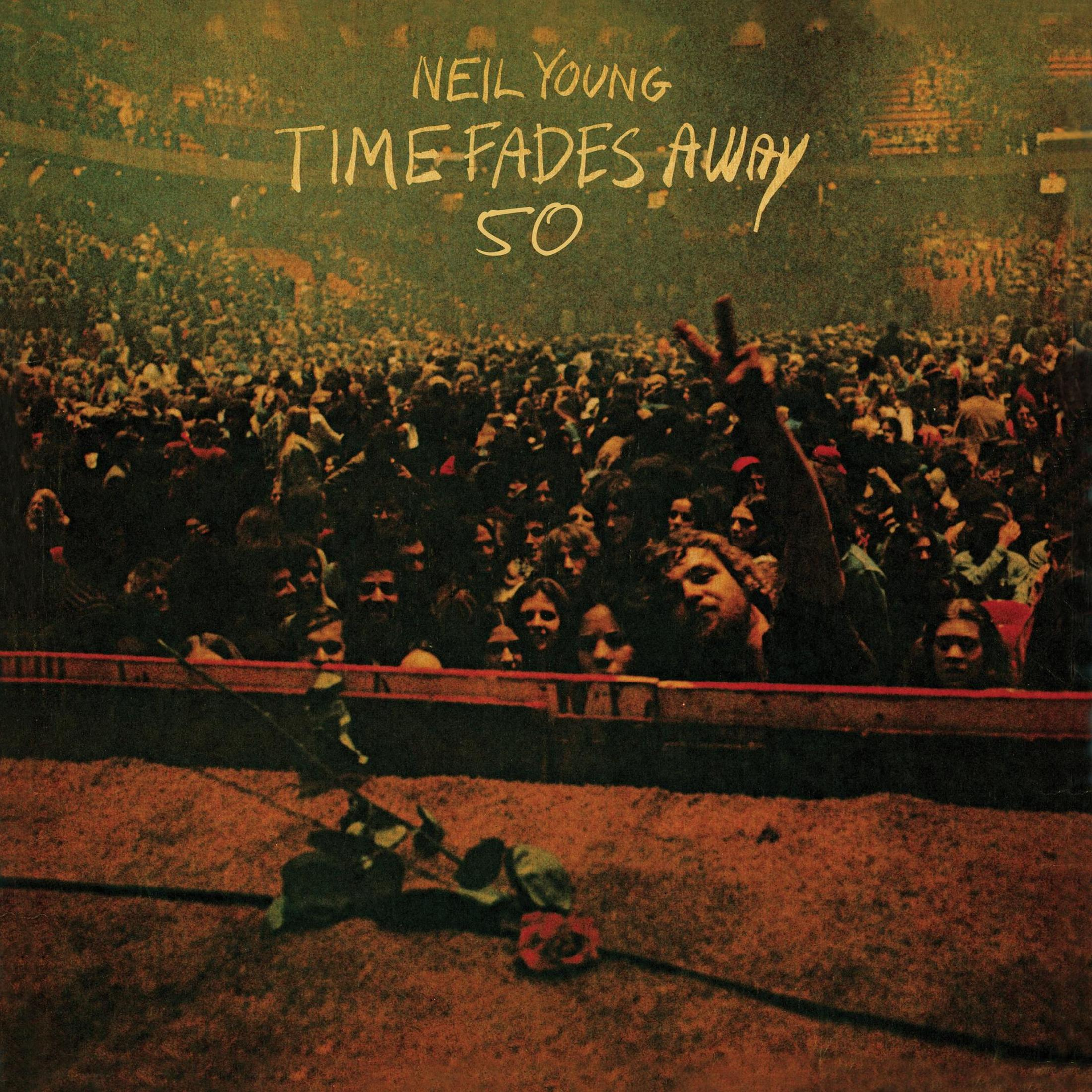 Copertina album Neil Young "Time Fades Away" con folla e rosa.