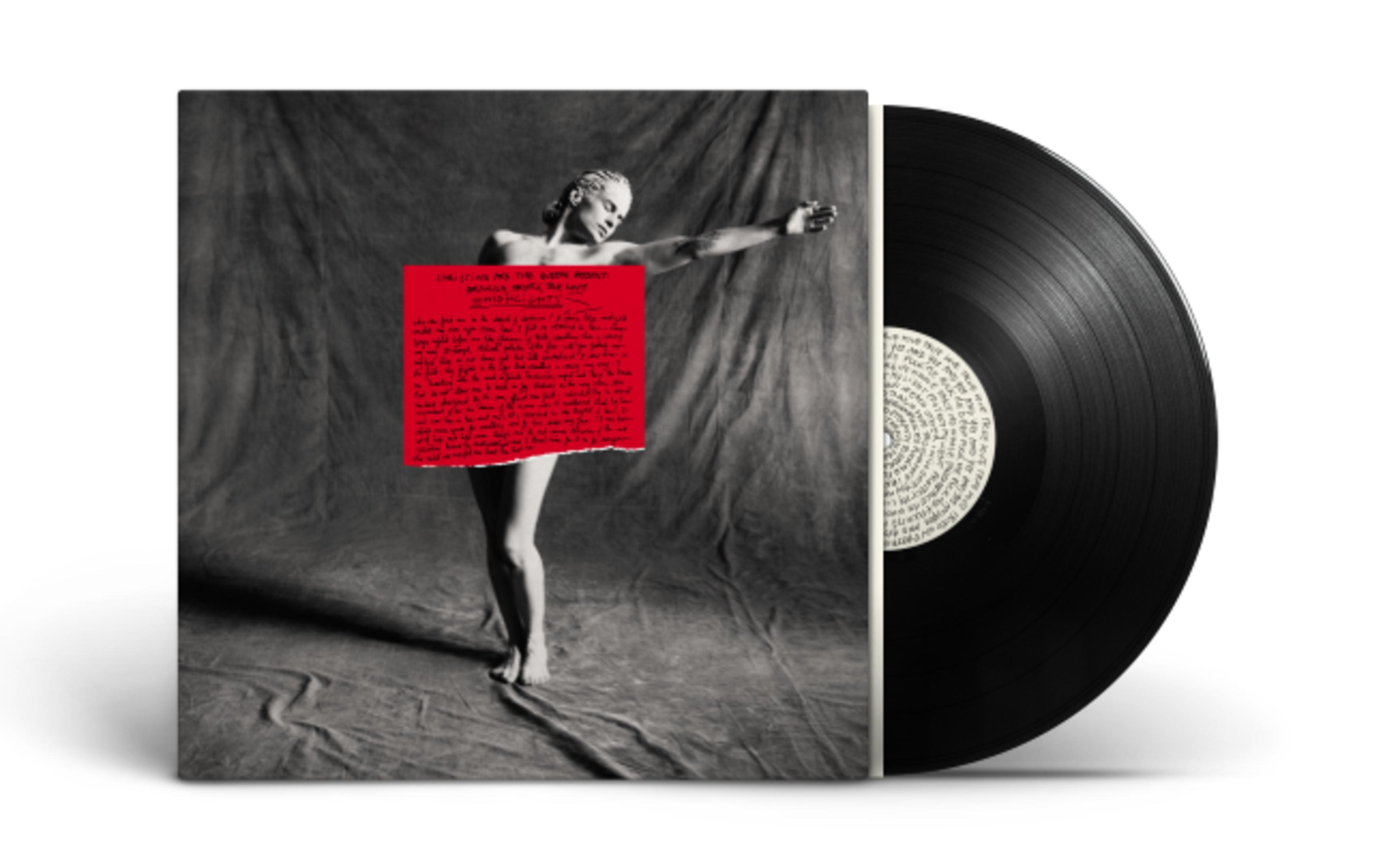 Disco in vinile nero accanto a copertina album con donna e testo rosso.