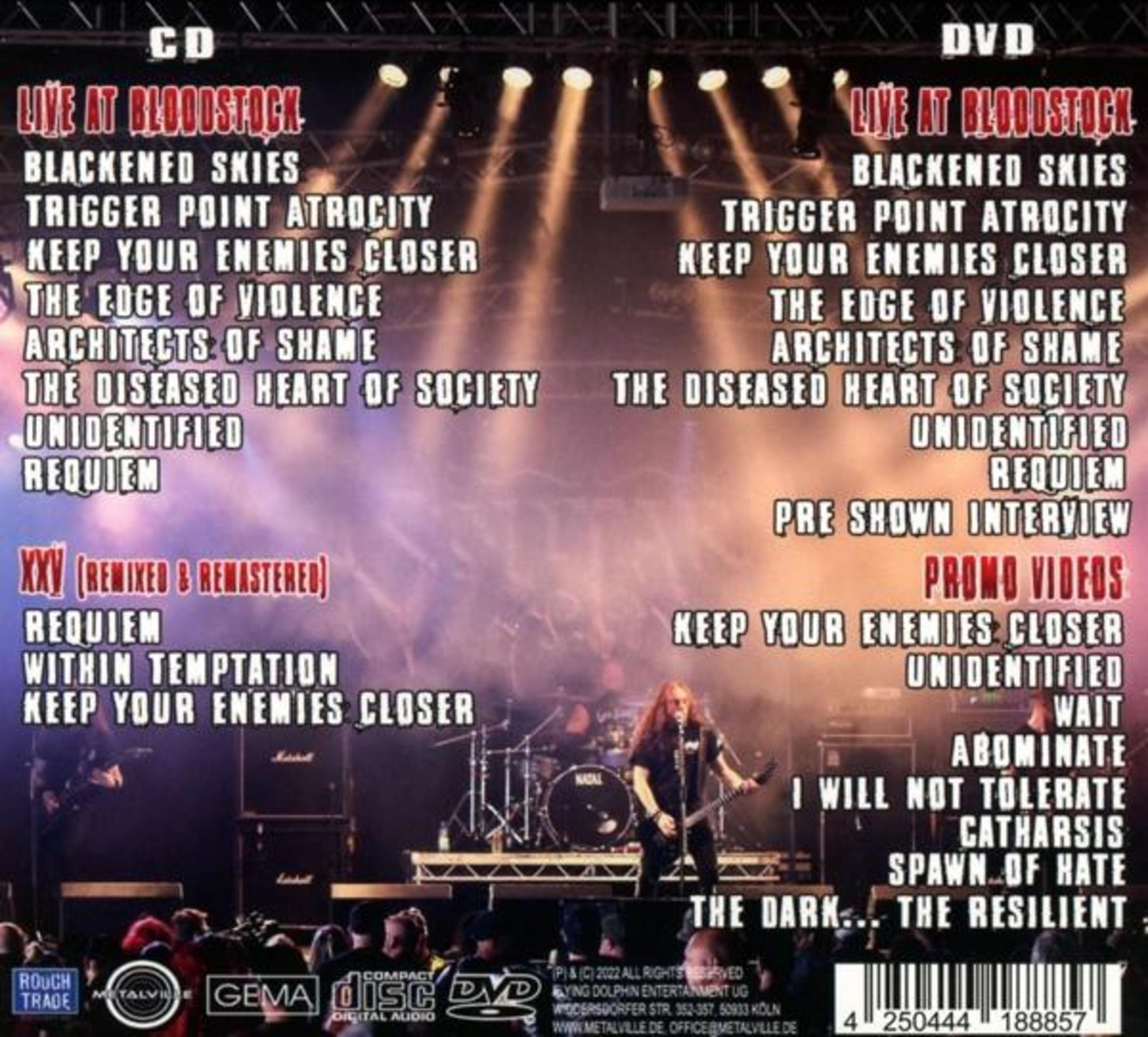 CD/DVD-hoes met bandnamen, songtitels en concertfoto's op achtergrond.