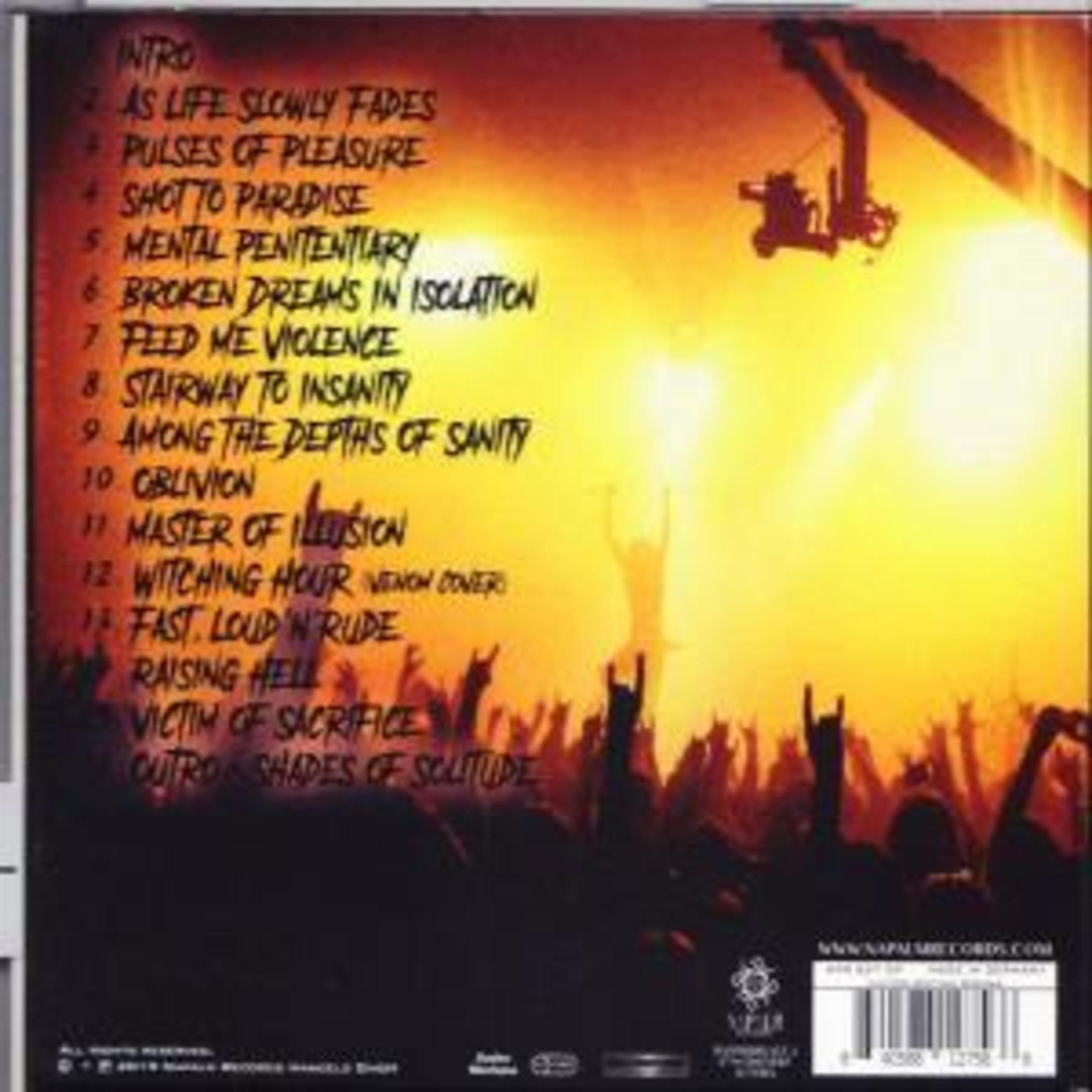 Concertpubliek met opgeheven handen; tracklist links. Gele lucht.