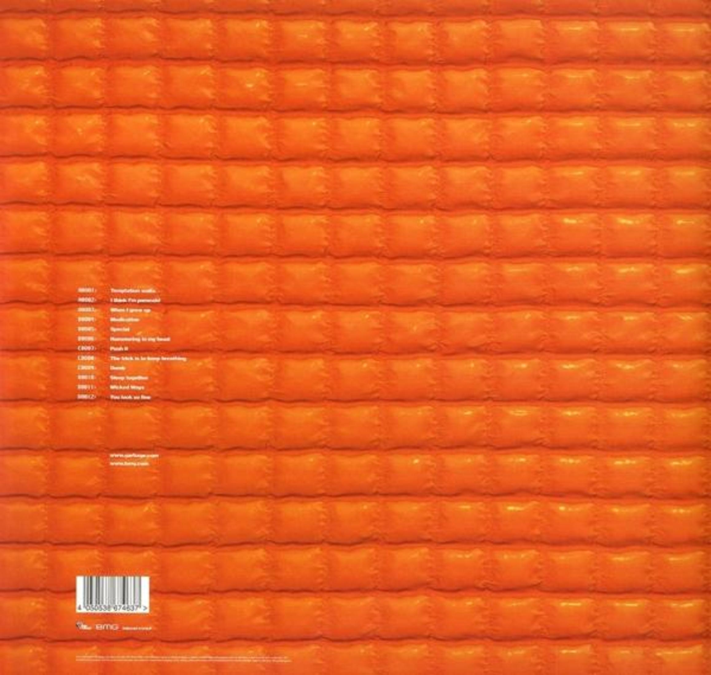 Texture trapuntata arancione con lista canzoni, codice a barre e loghi.