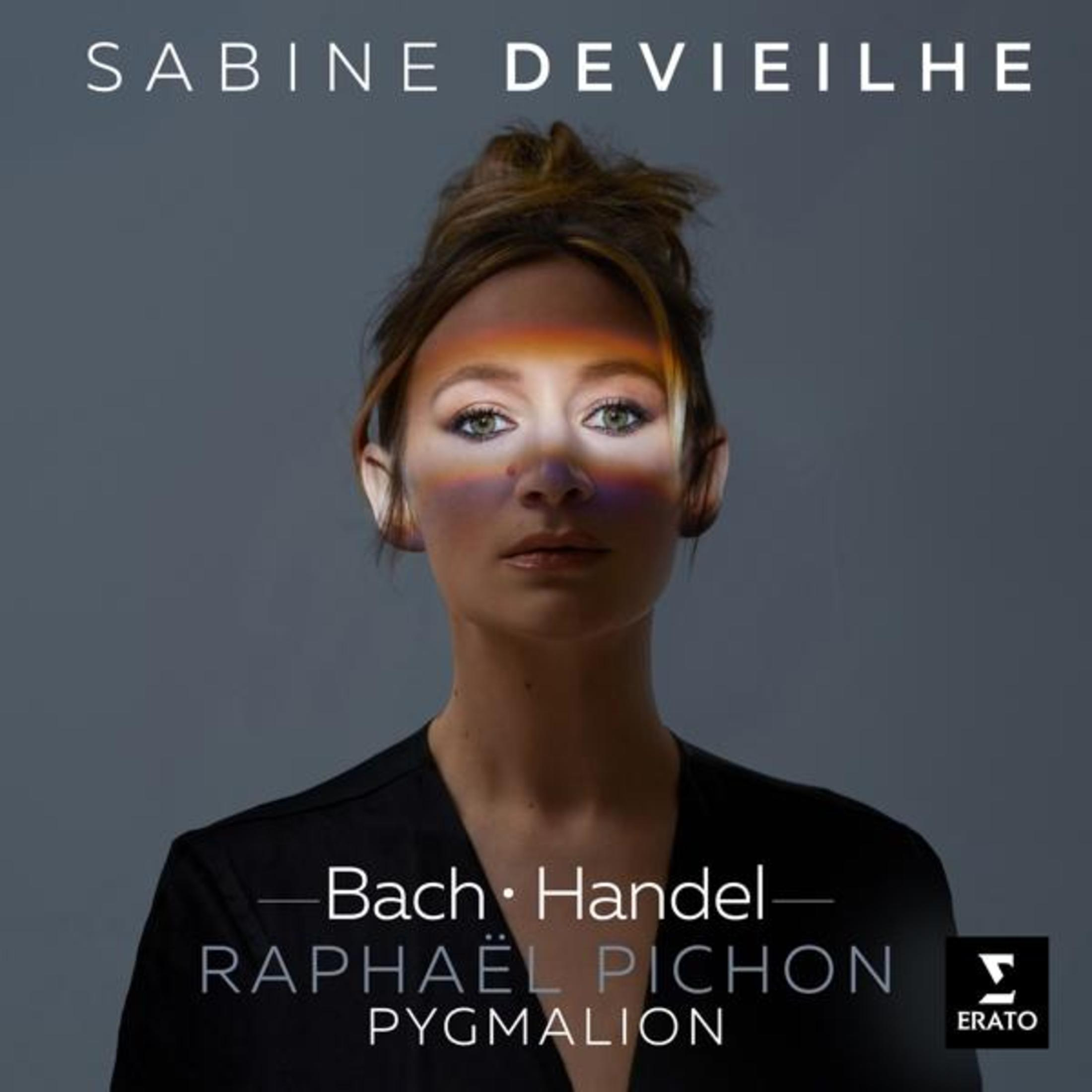 Donna con strisce di luce sul viso, testo "SABINE DEV...