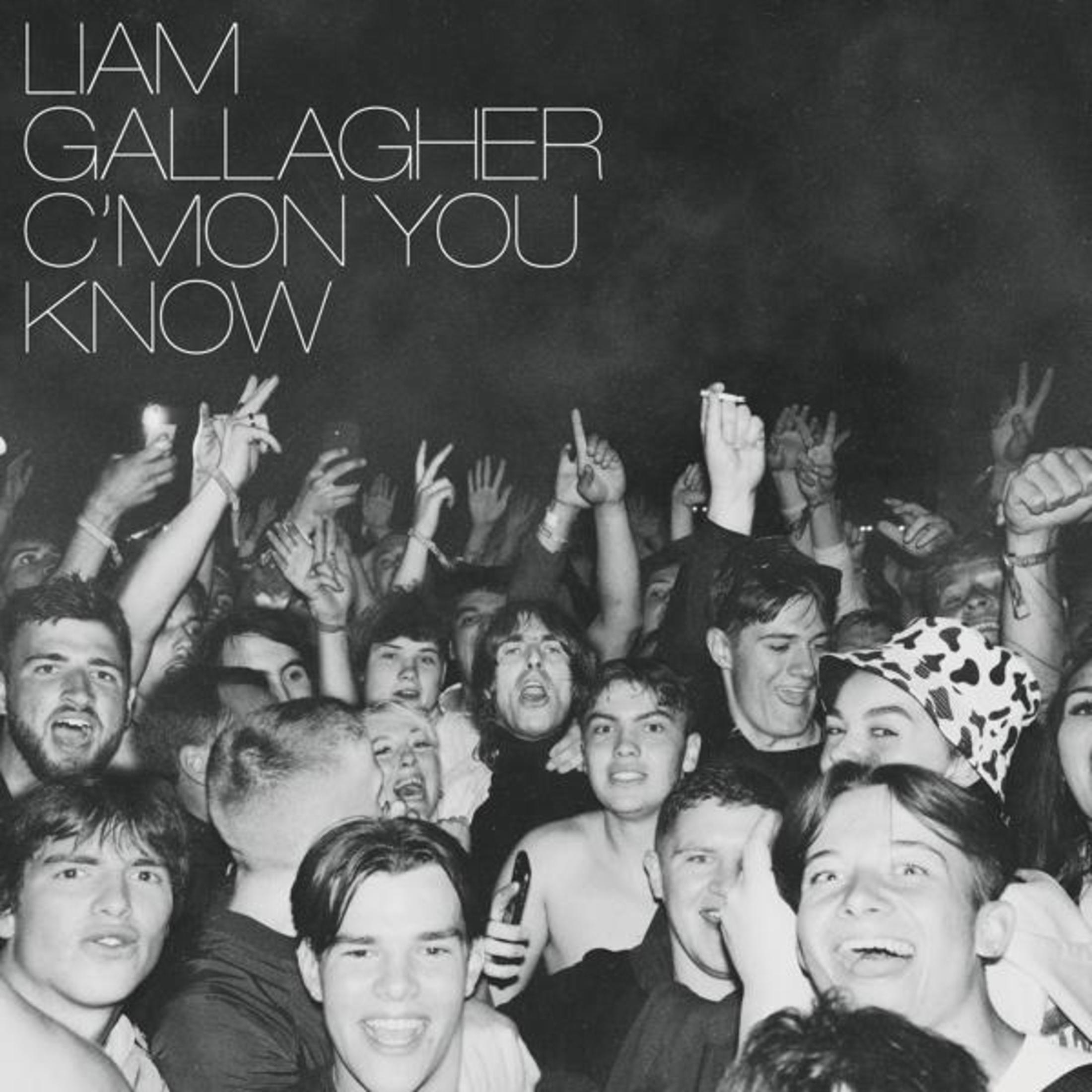 Testo LIAM GALLAGHER C'MON YOU KNOW su folla esultante con mani alzate.