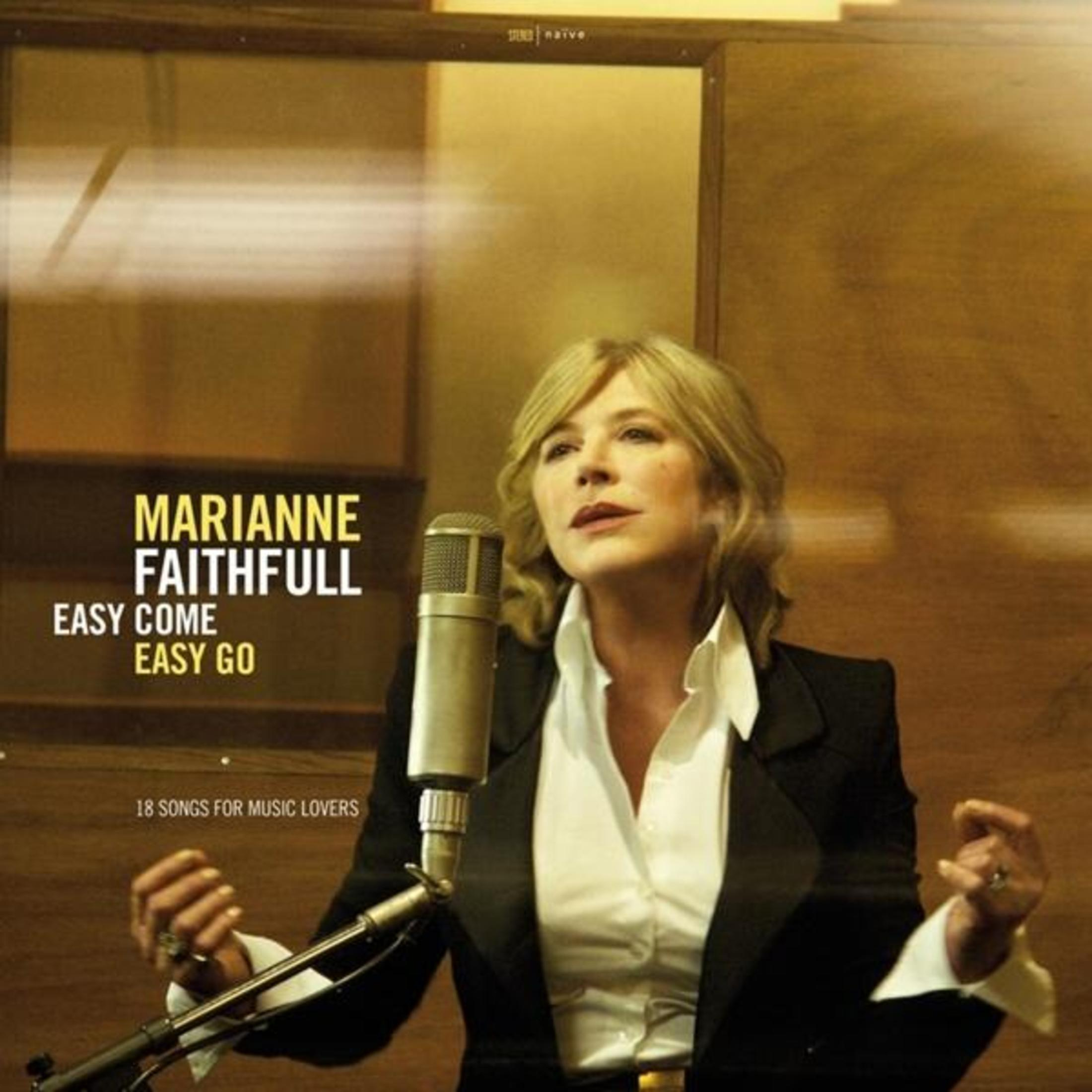 Marianne Faithfull canta in un microfono. Titolo album: Easy Come Easy Go.