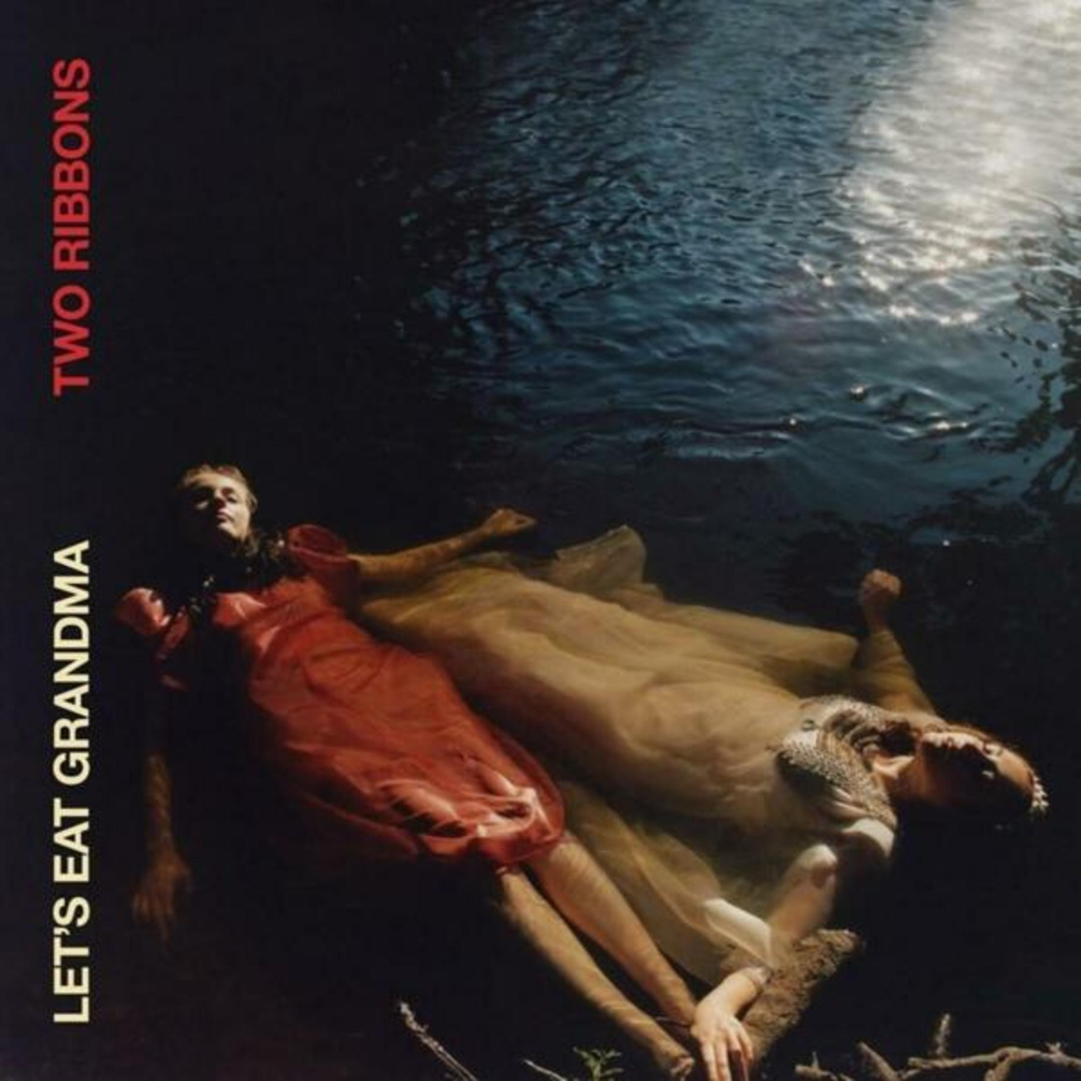 Due donne in vestito giacciono nell'acqua scura. Testo: LET'S EAT GRANDMA, TWO RIBBONS.