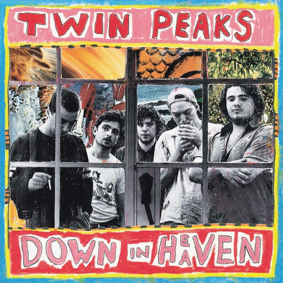 Quattro giovani uomini guardano da una finestra. Sopra c'è scritto "TWIN PEAKS".