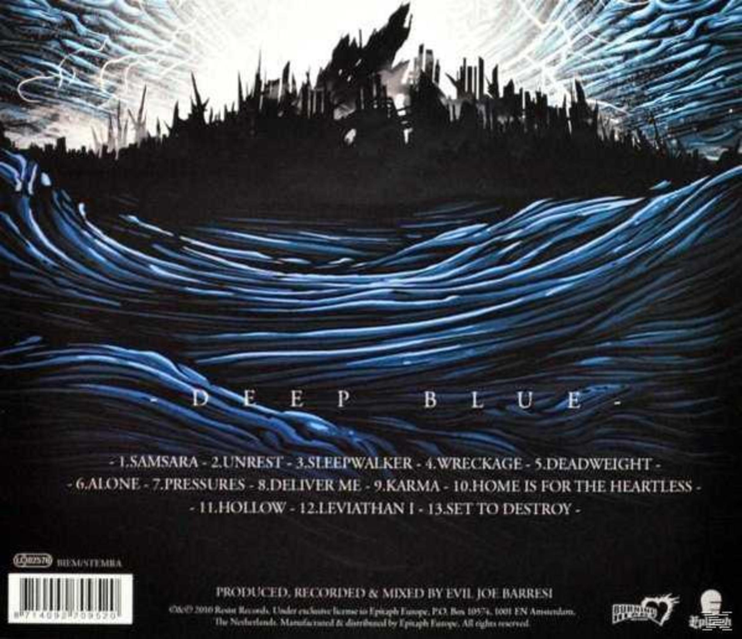 Onde scure sotto un cielo nero con sagome frastagliate. Testo: DEEP BLUE.