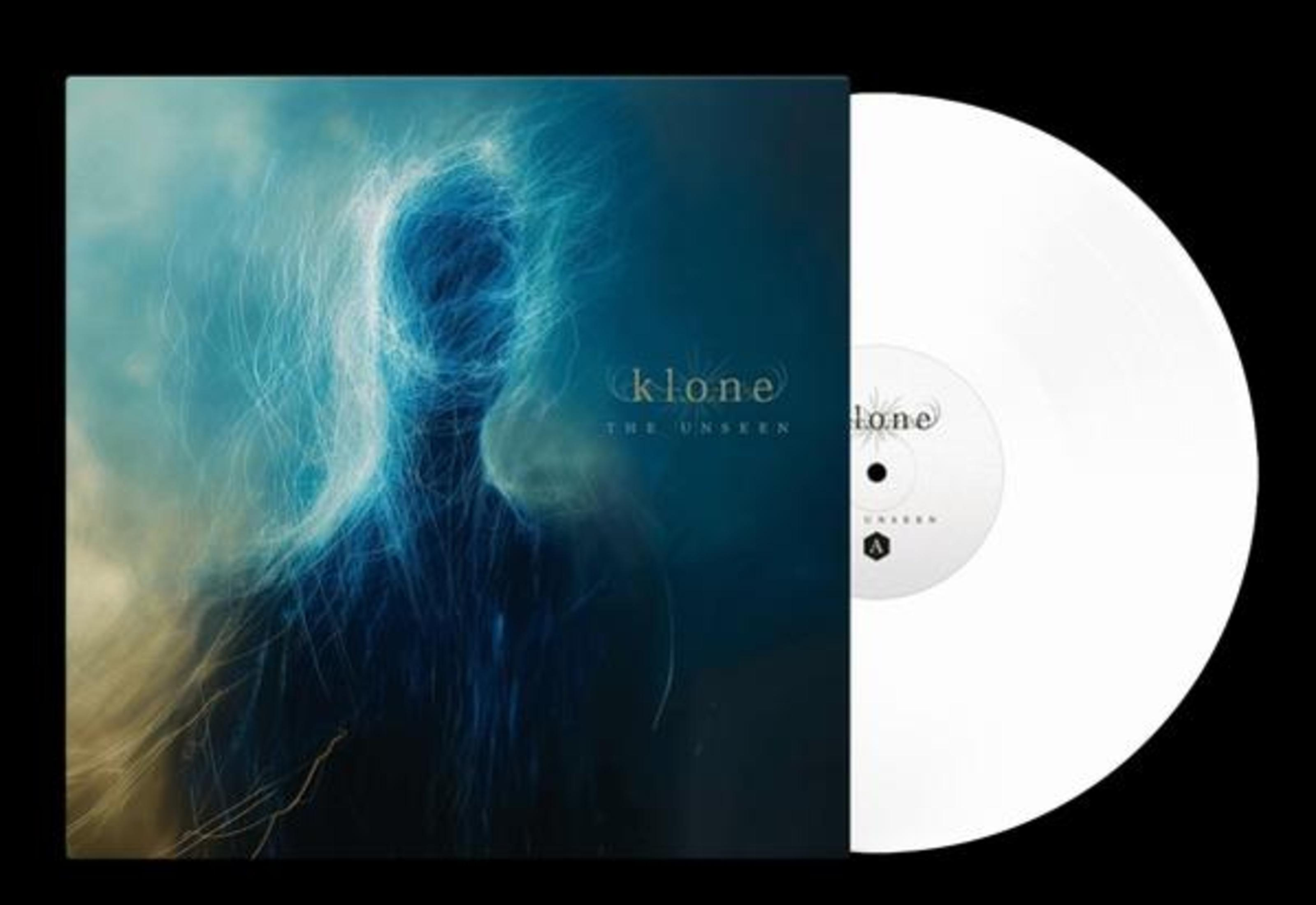 Copertina di un album in vinile con un essere etereo blu e un disco bianco accanto.