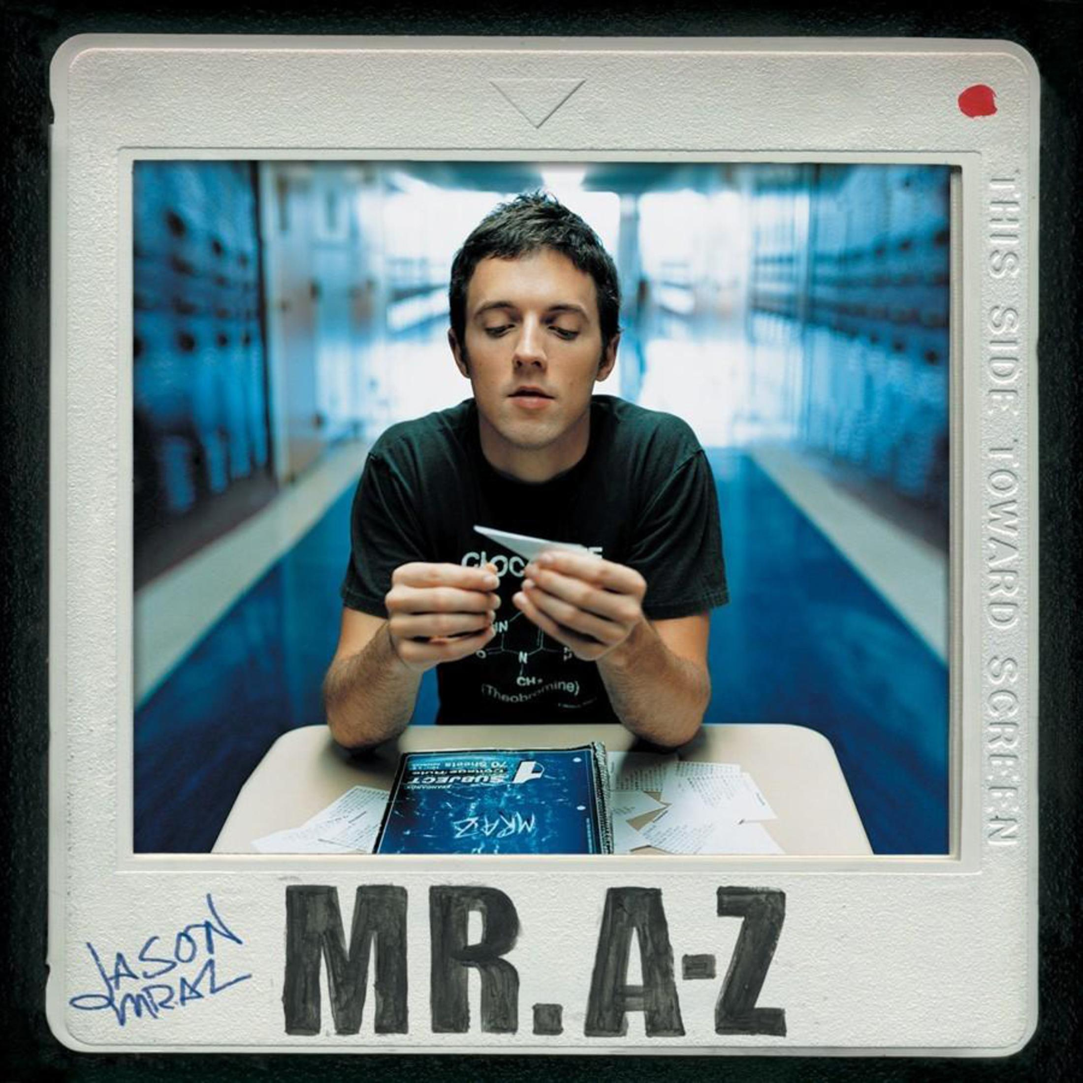 Uomo seduto a una scrivania, piega carta. Etichettato: MR. A-Z.