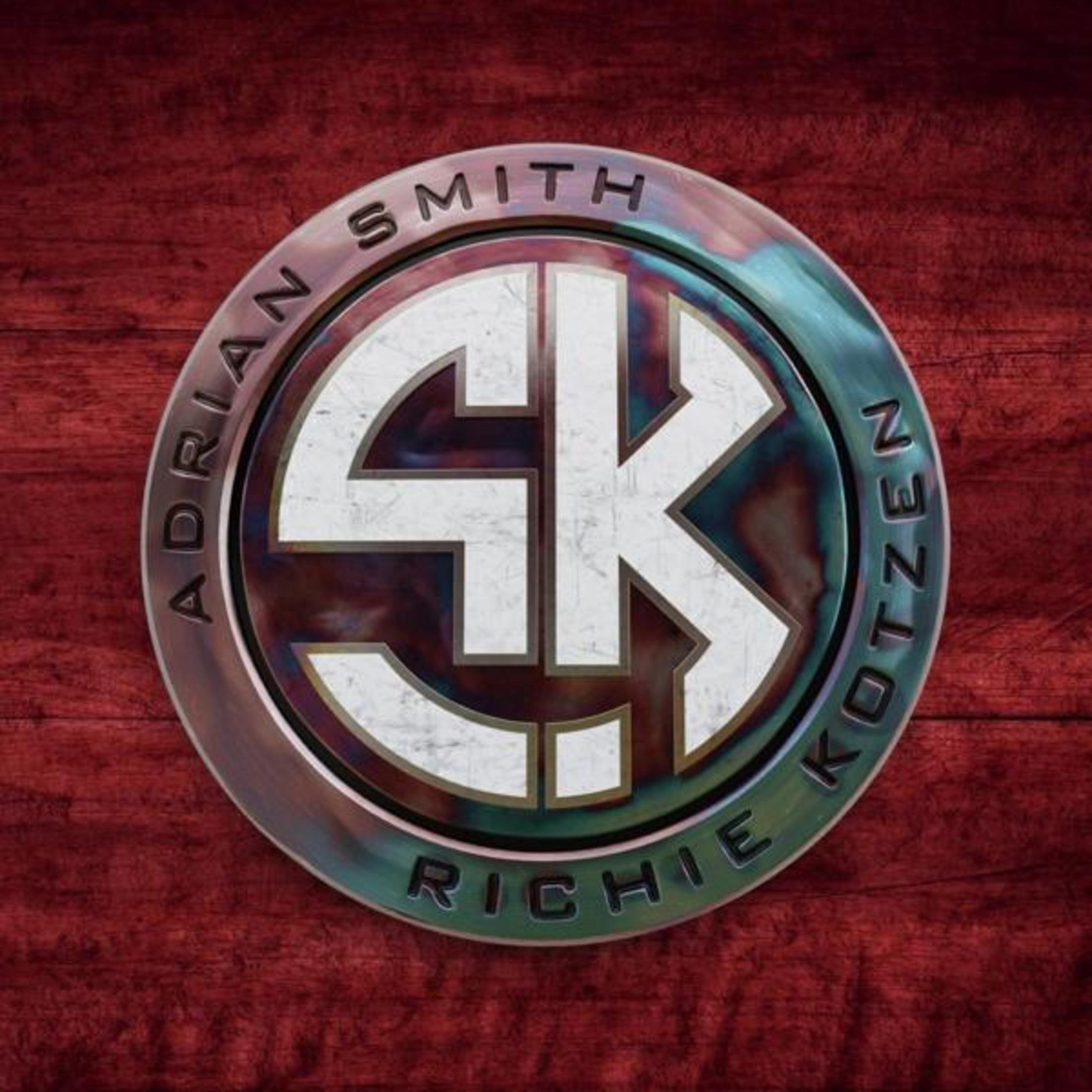 Logo con lettere SK, circondato da nomi su sfondo di legno rosso.