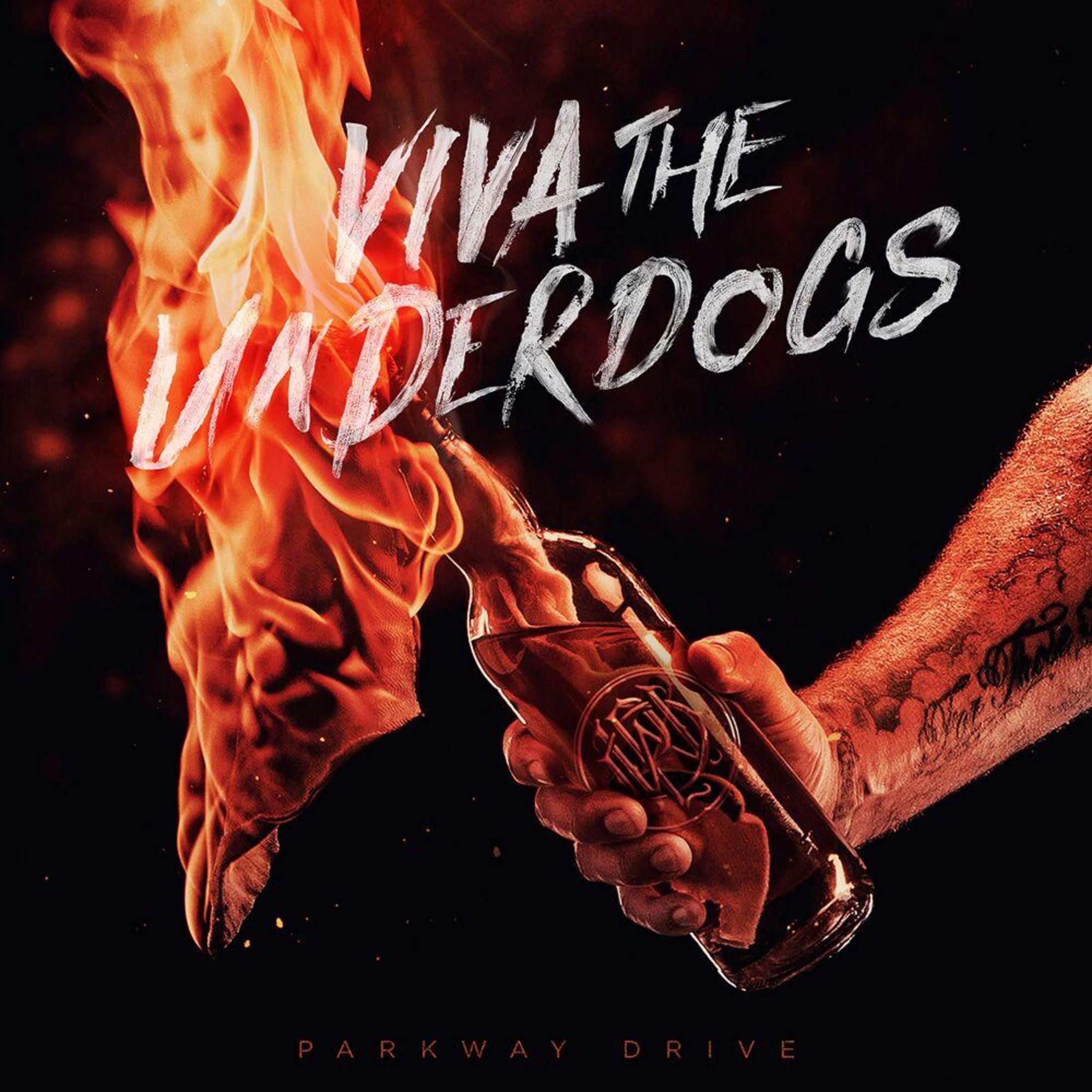 Una bottiglia in fiamme tenuta da una mano tatuata. Testo: Viva the Underdogs.
