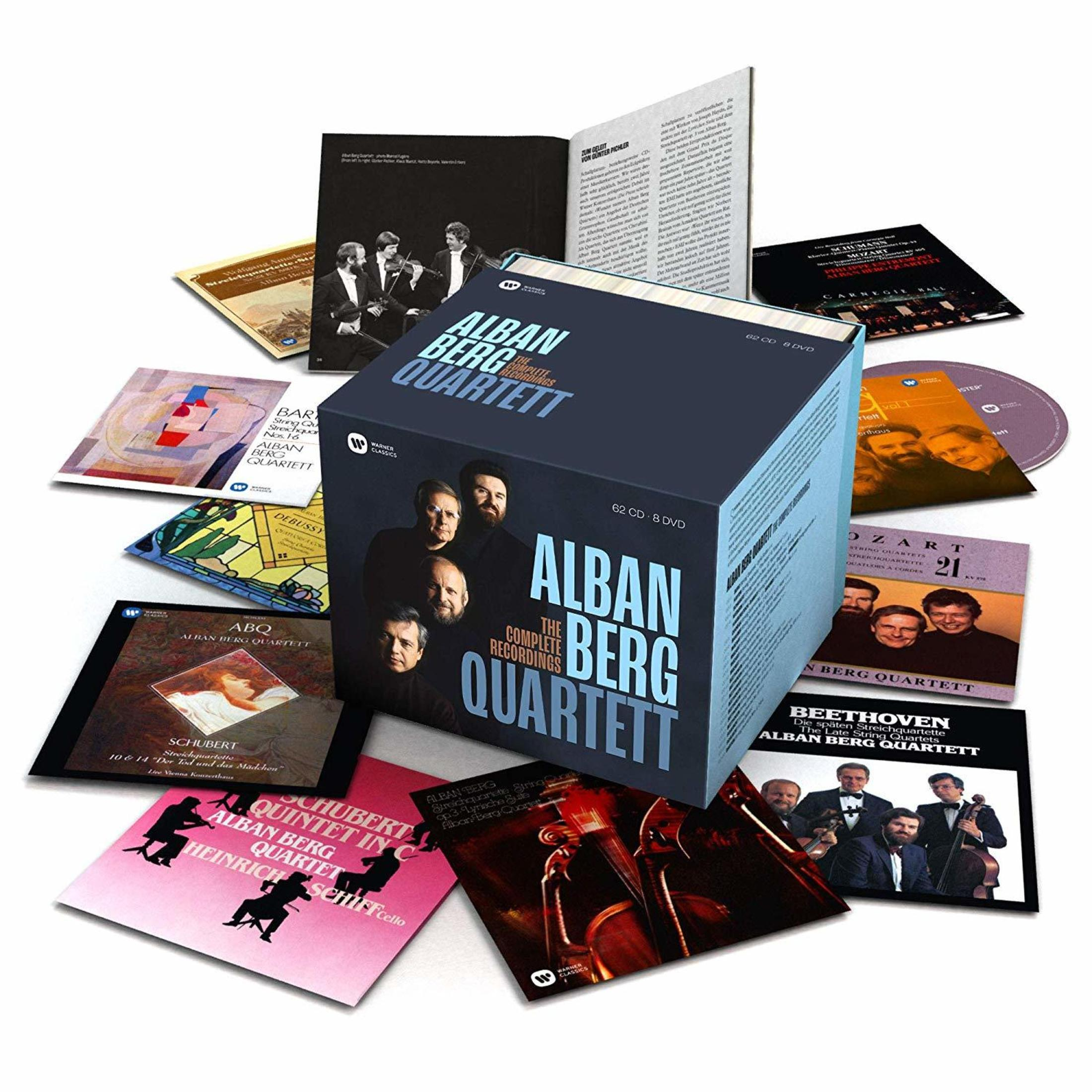 Doos met CD- en dvd-opnamen van het Alban Berg Kwartet, omringd door hoezen.