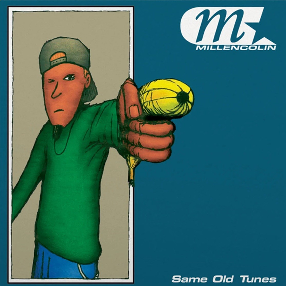 Uomo con maglia verde e cappellino punta una pistola a banana gialla.