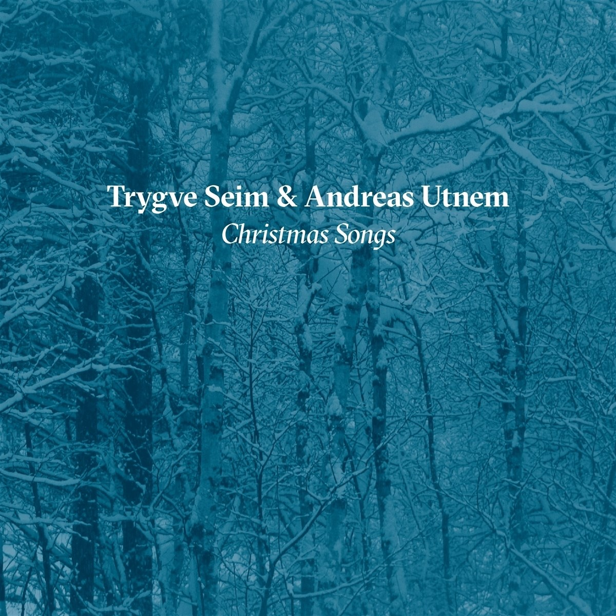 Alberi innevati in una foresta, con testo: Trygve Seim & Andreas Utnem, Christmas Songs.