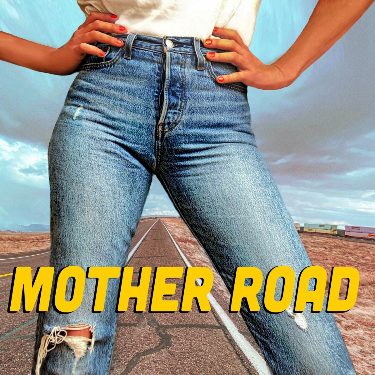 Donna in jeans sta su una strada con testo MOTHER ROAD.
