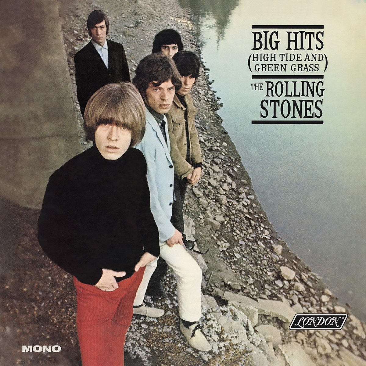 I Rolling Stones sono su una riva. Copertina dell'album Big Hits (High Tide and Green Grass).