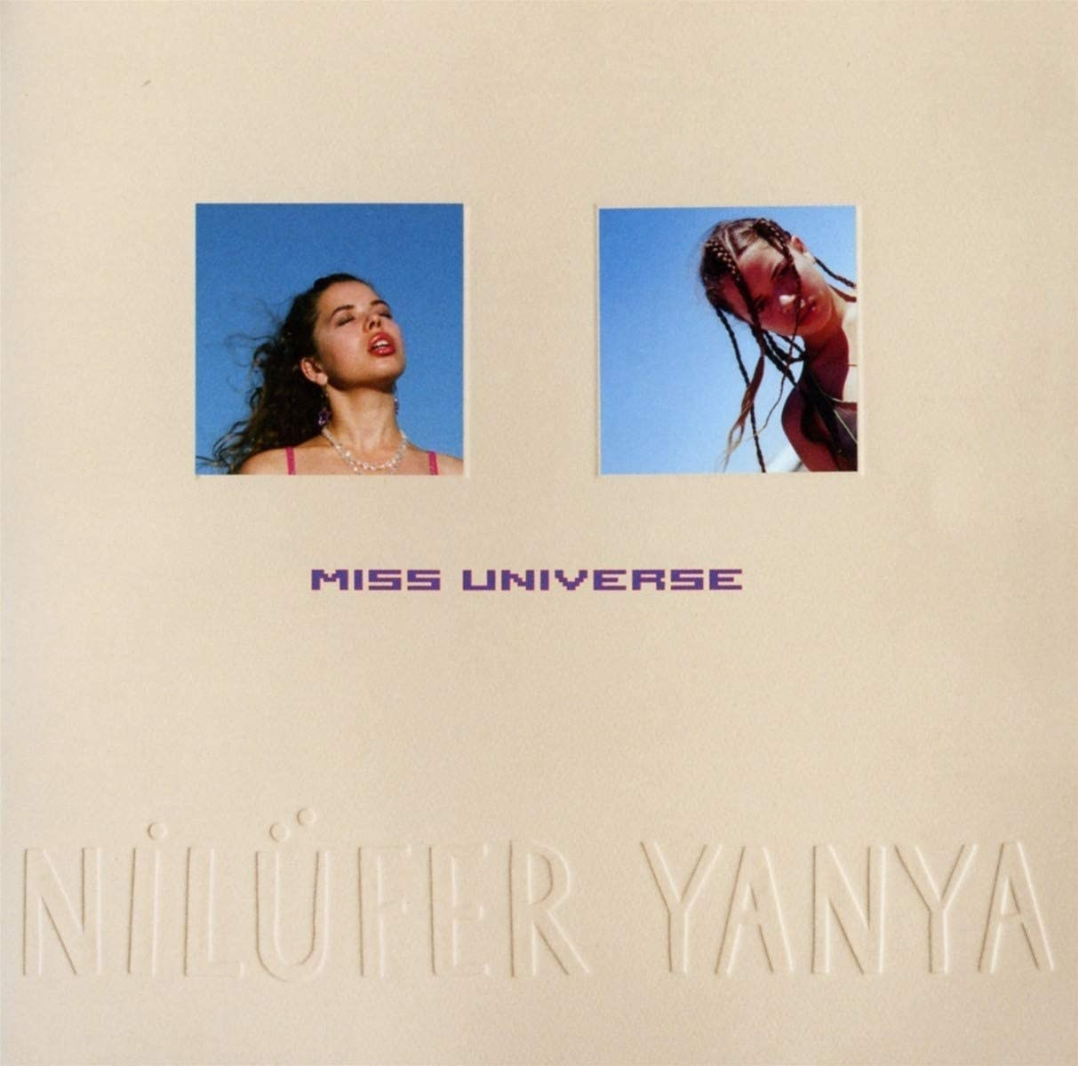 Due ritratti di donne su sfondo blu cielo, con testo "MISS UNIVERSE" e "NILÜFER YANYA".