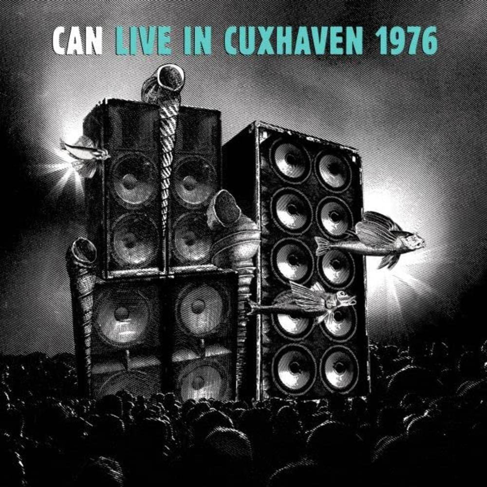 CAN Live in Cuxhaven 1976: Casse acustiche impilate con pesci volanti. Folla scura.