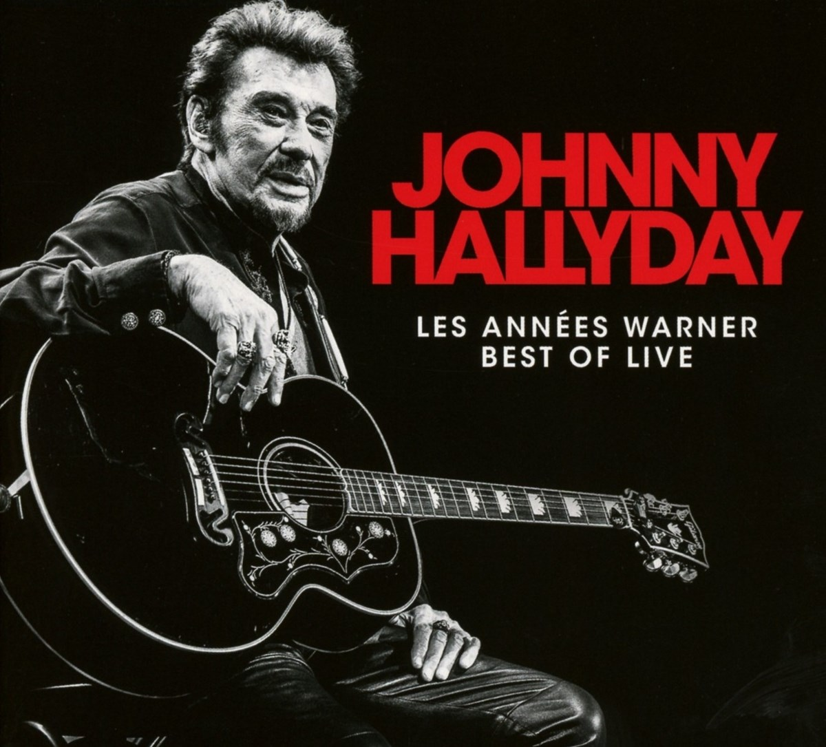 Johnny Hallyday siede con la chitarra, testo rosso "JOHNNY HALLYDAY".