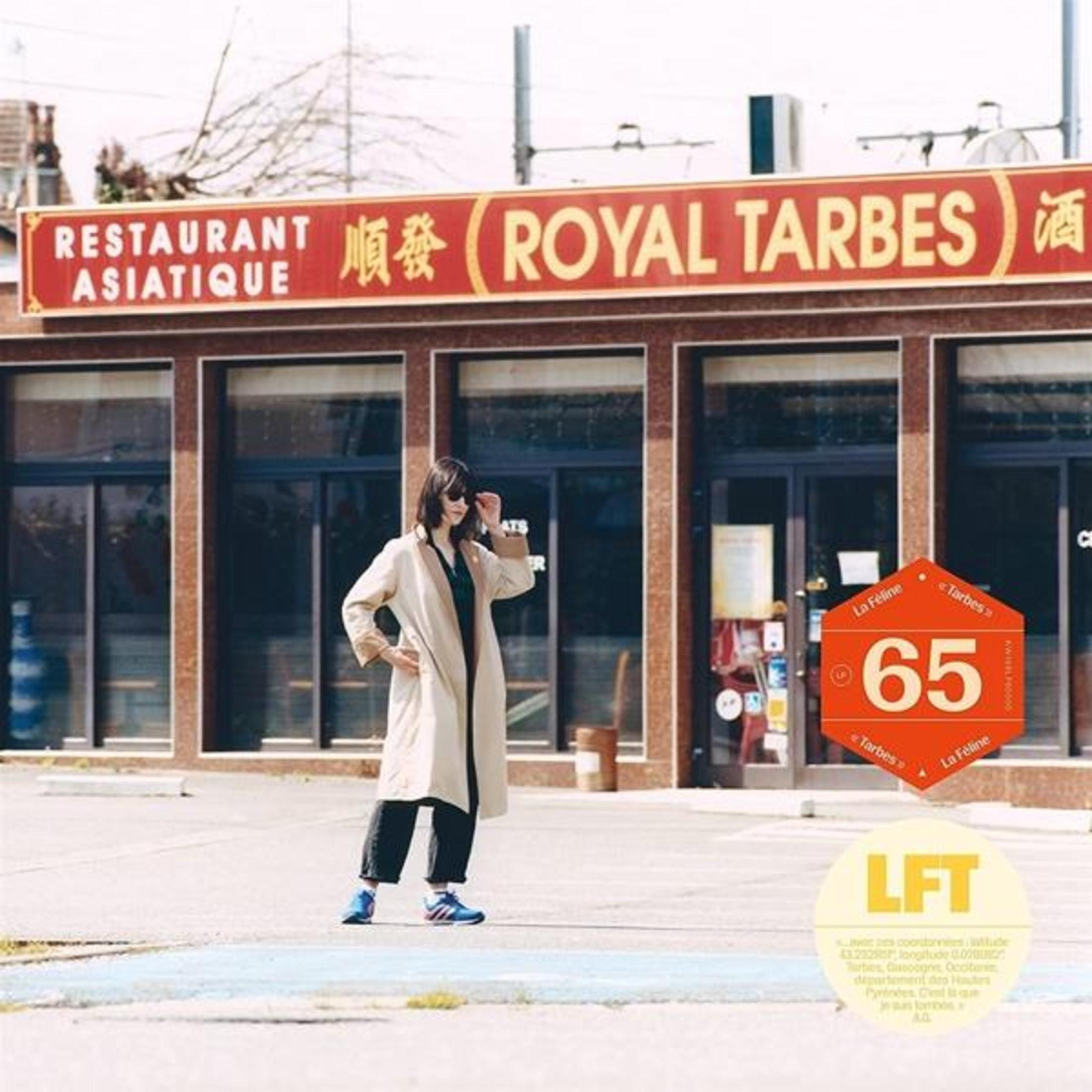 Una donna si trova davanti a un ristorante asiatico chiamato "Royal Tarbes".
