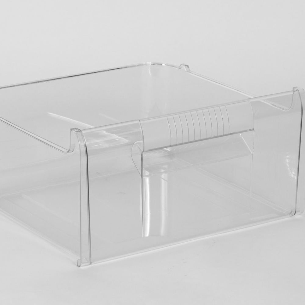 Een doorzichtse plastic koelkastlade met handvat.