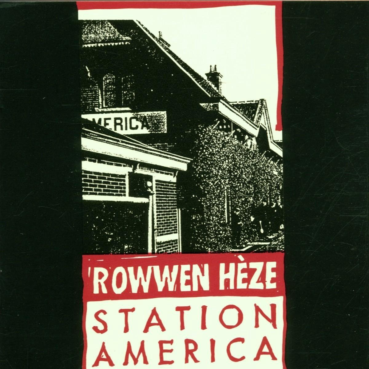 Zwart-witte illustratie van een stationsgebouw met de tekst 'Station America'.